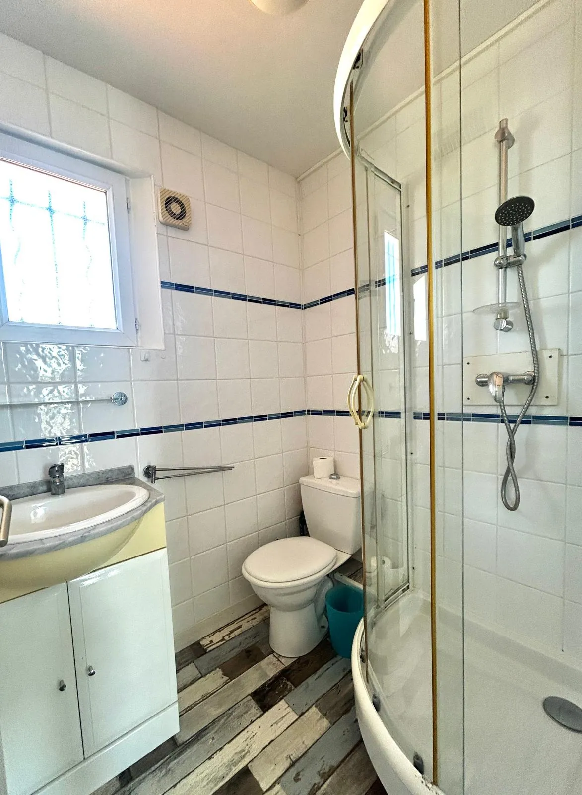 Ensemble immobilier à Salles sur Mer avec 3 logements, jardin et garage 