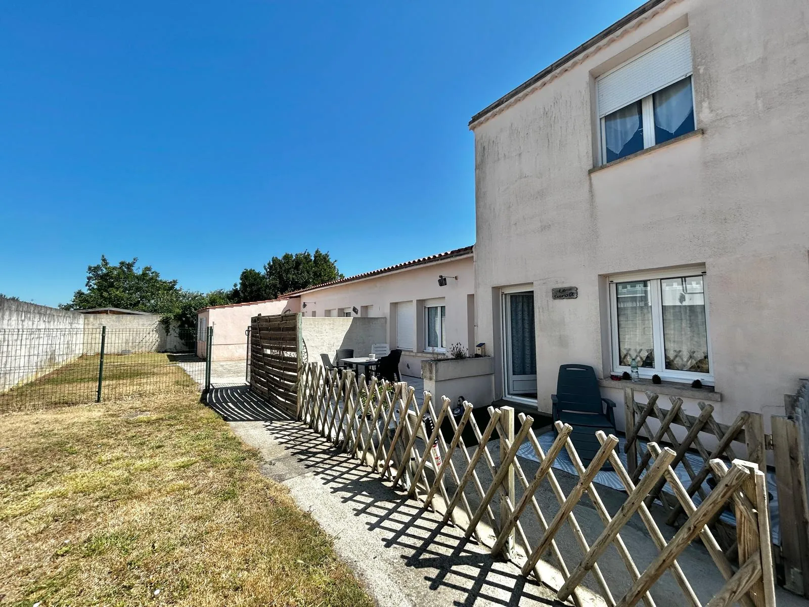 Ensemble immobilier à Salles sur Mer avec 3 logements, jardin et garage