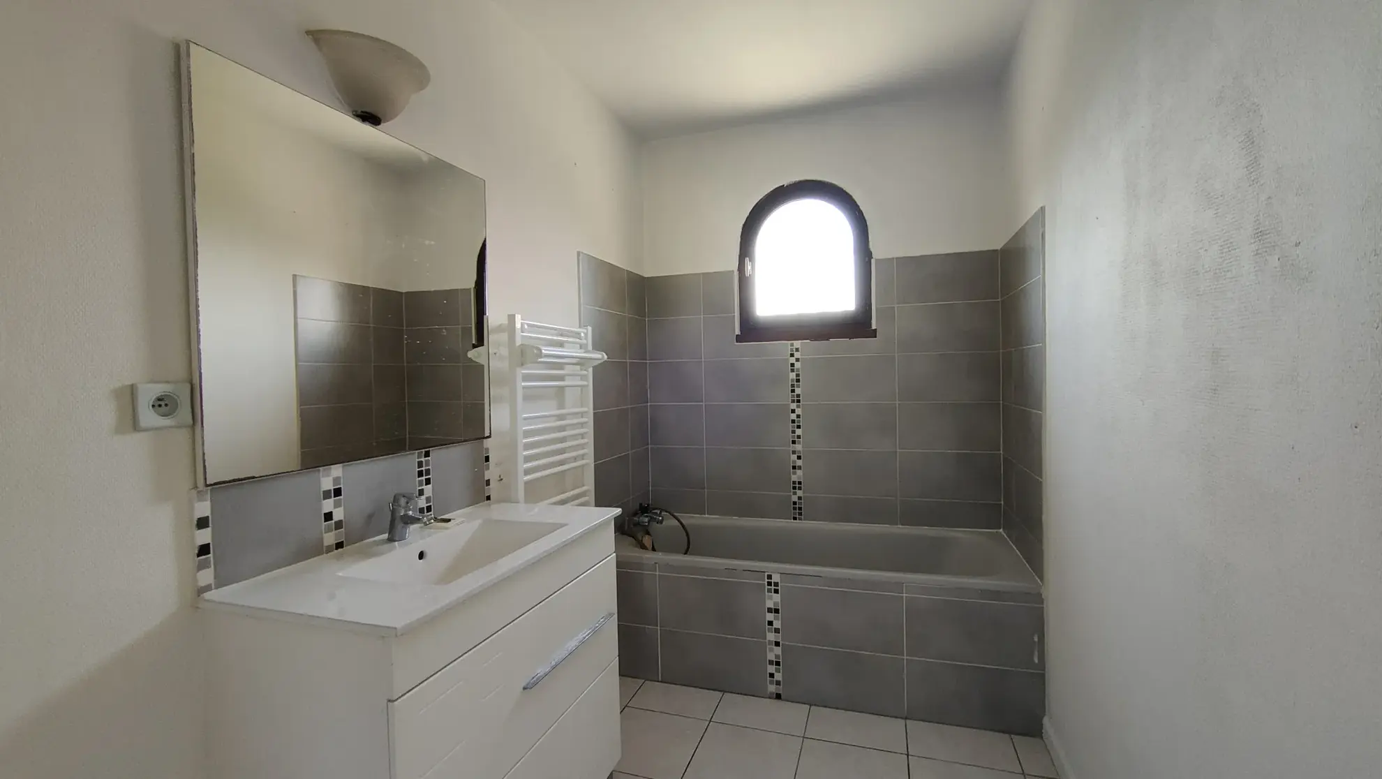 Maison de plain-pied à rénover à Caudrot avec grand terrain et garage 