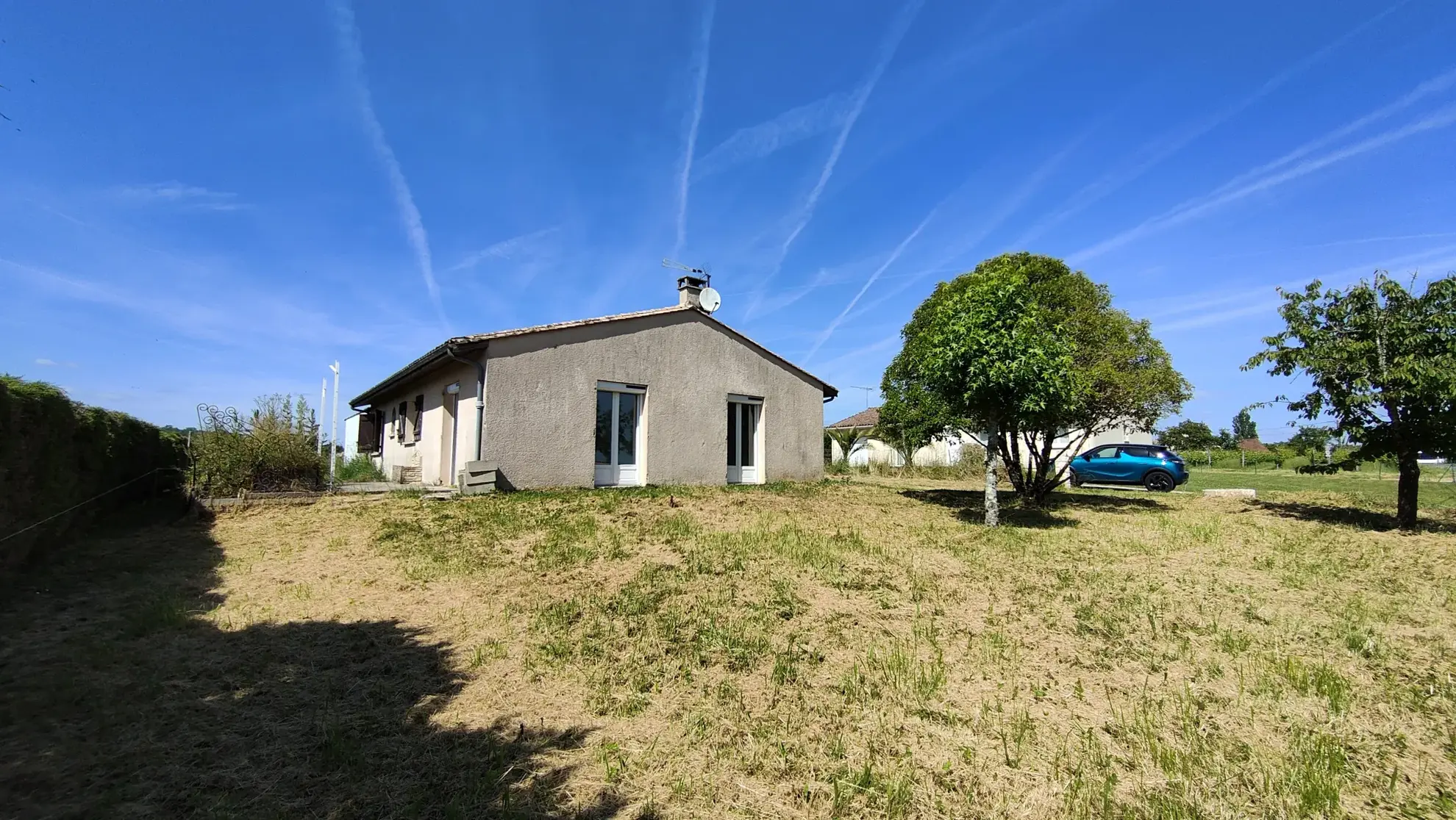 Maison de plain-pied à rénover à Caudrot avec grand terrain et garage 