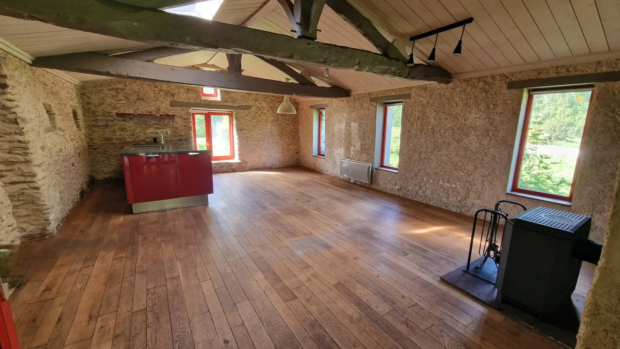 Charmante maison en pierre de 107 m² avec piscine, spa et vue panoramique à Challans 