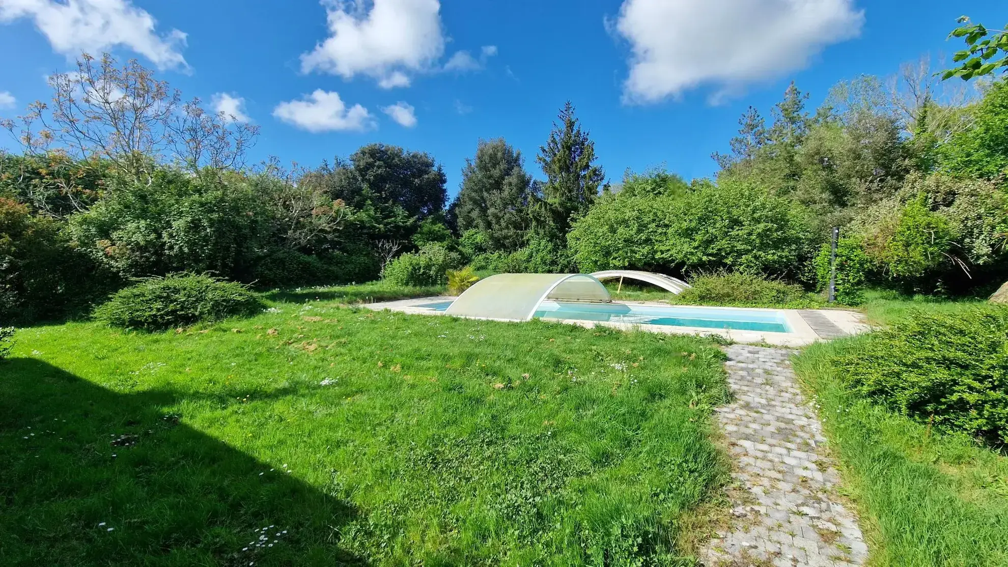 Charmante maison en pierre de 107 m² avec piscine, spa et vue panoramique à Challans 