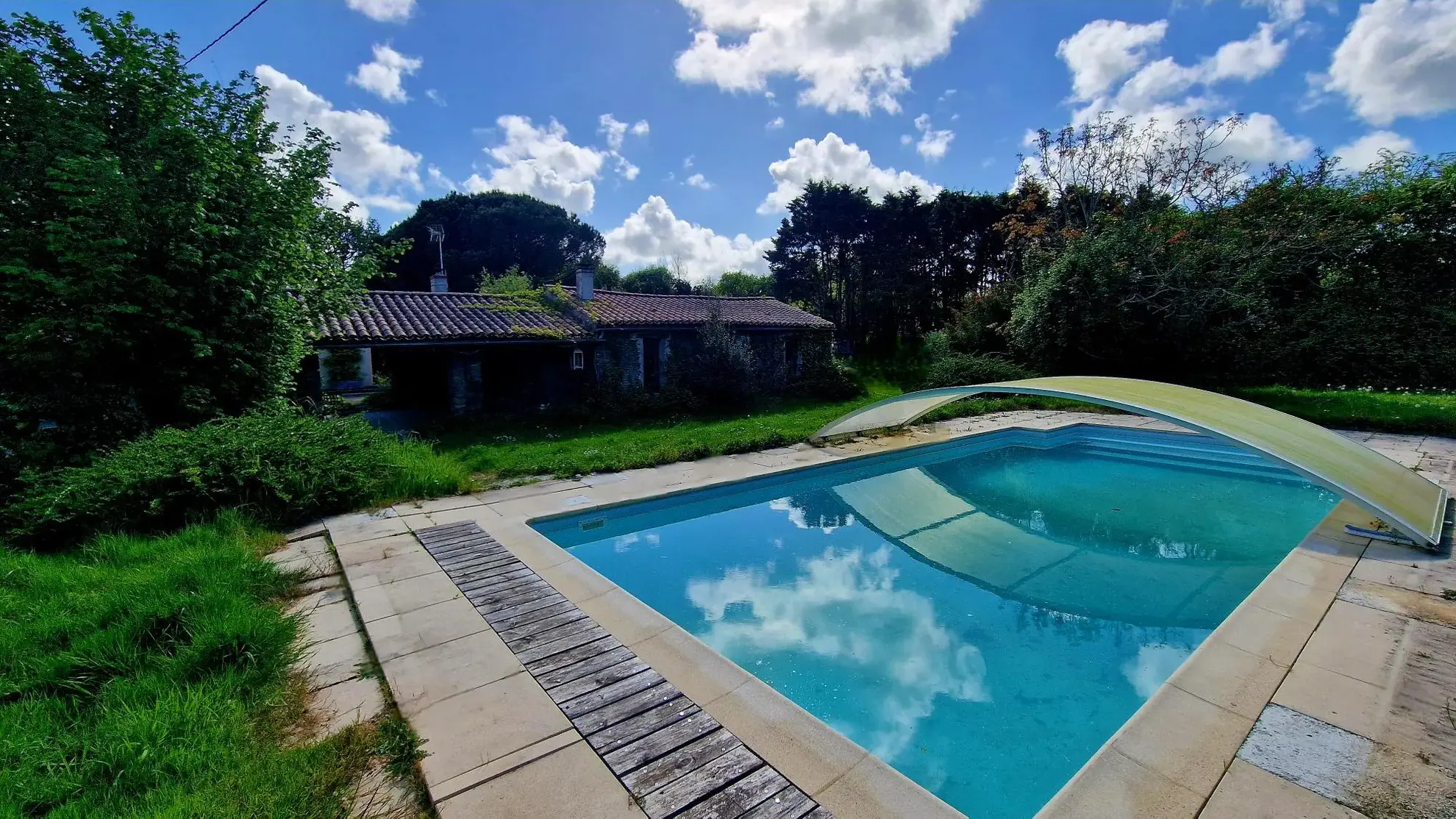 Charmante maison en pierre de 107 m² avec piscine, spa et vue panoramique à Challans 