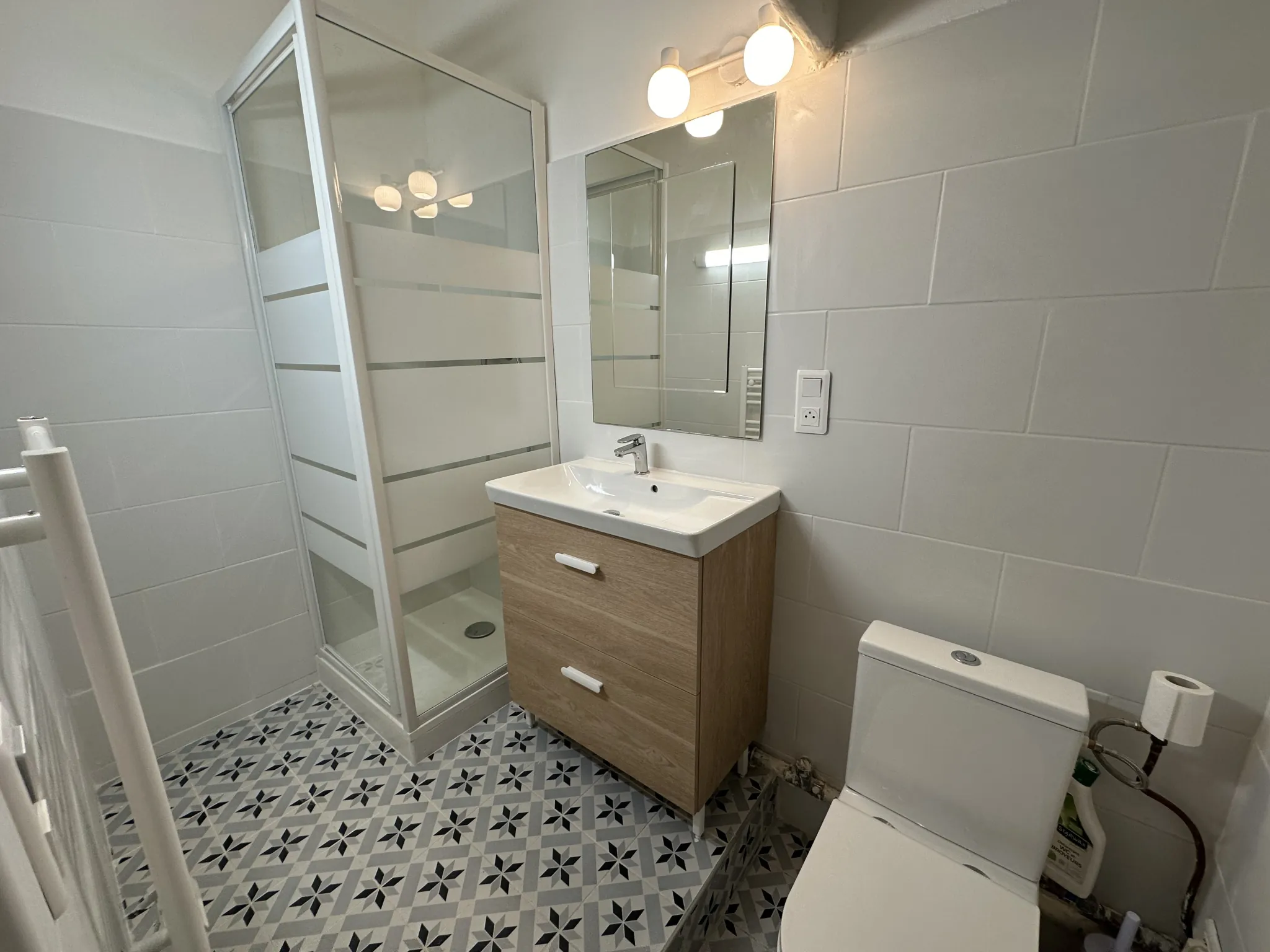 Studio rénové de 22 m² à Aix-en-Provence avec terrasse – Investissement locatif 