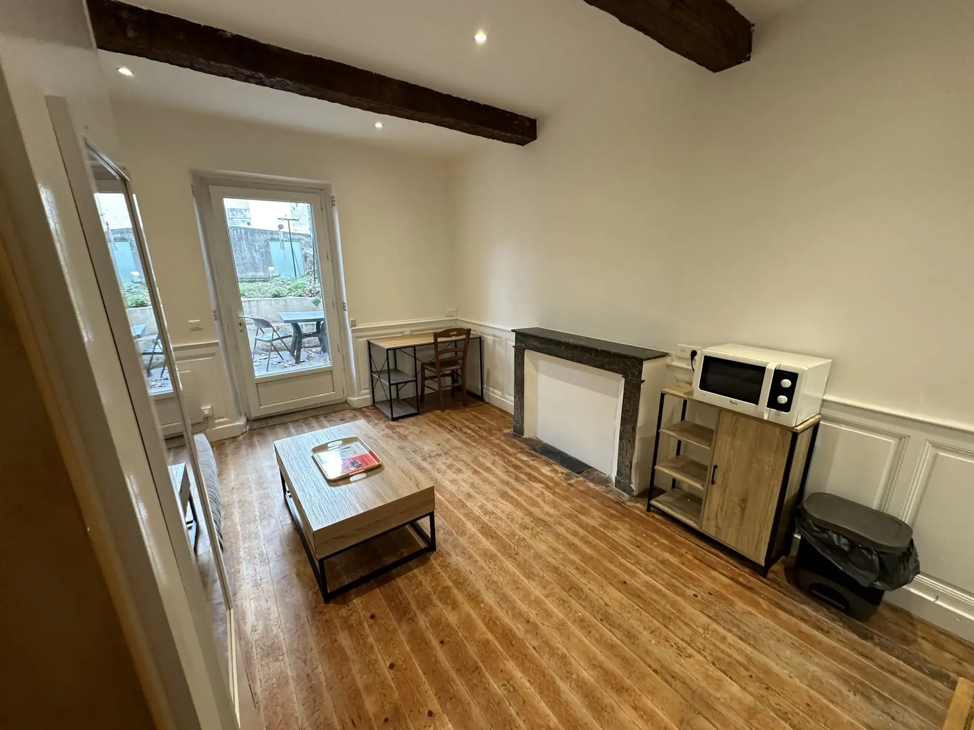 Studio rénové de 22 m² à Aix-en-Provence avec terrasse – Investissement locatif 