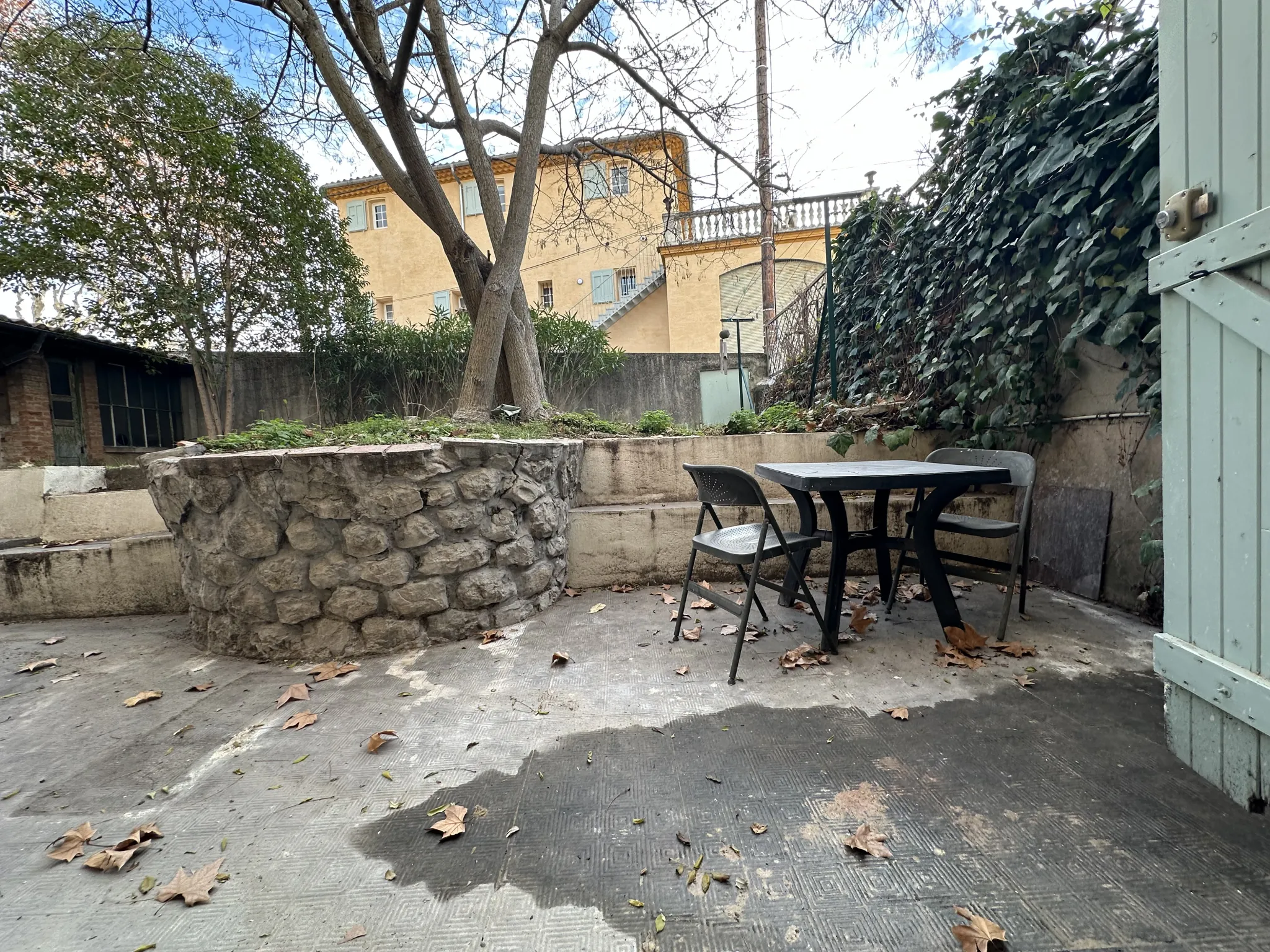 Studio rénové de 22 m² à Aix-en-Provence avec terrasse – Investissement locatif 