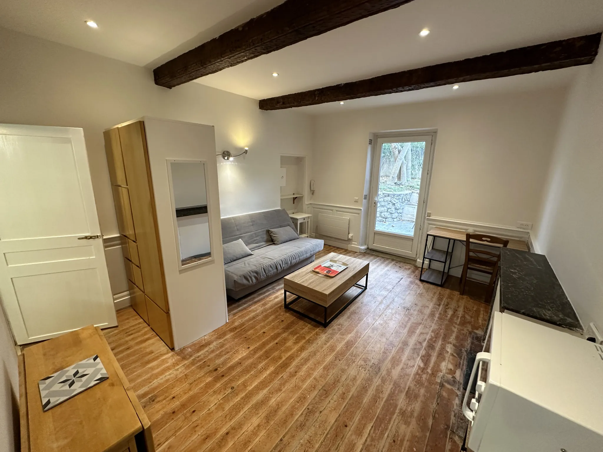 Studio rénové de 22 m² à Aix-en-Provence avec terrasse – Investissement locatif 