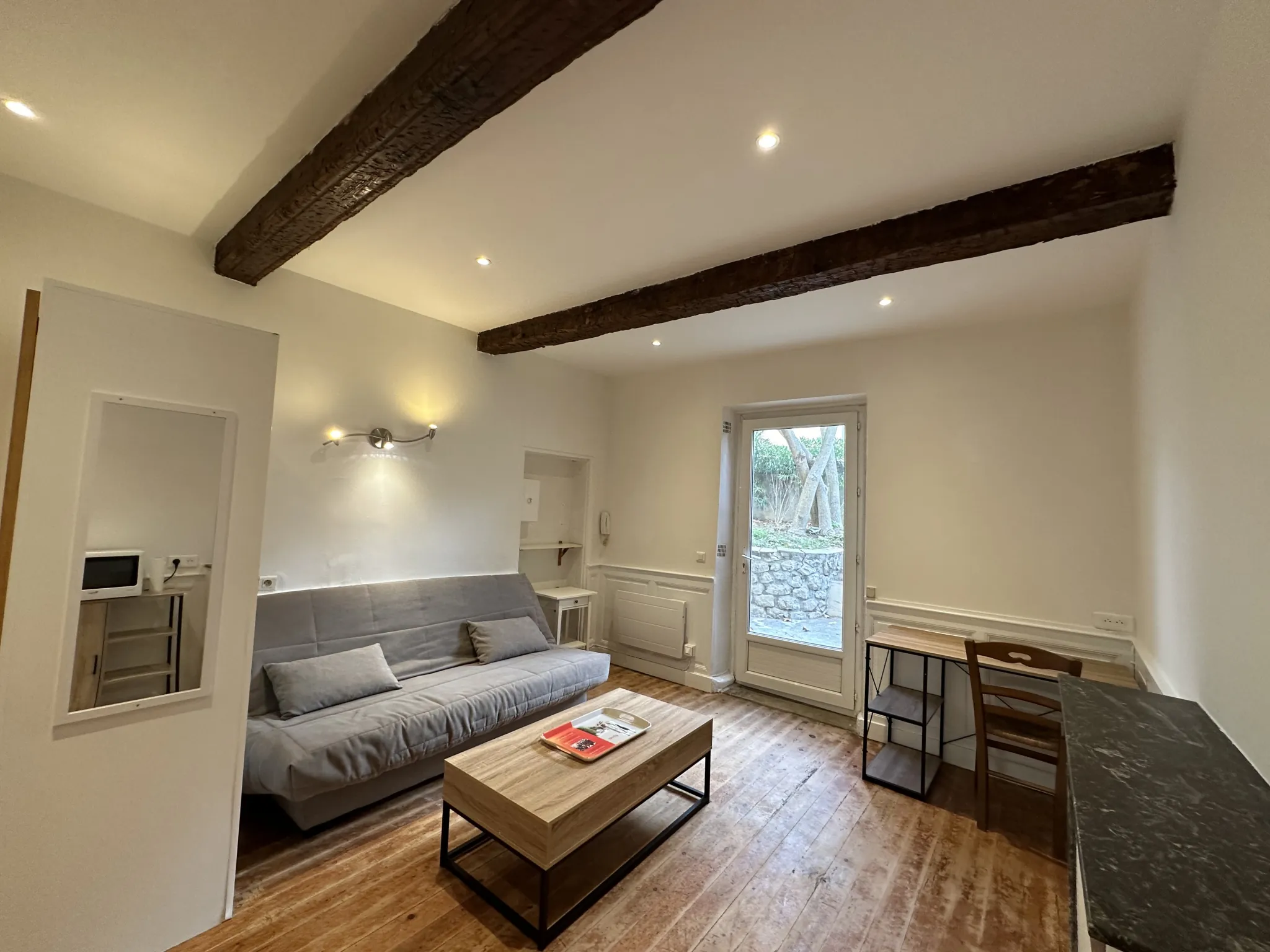 Studio rénové de 22 m² à Aix-en-Provence avec terrasse – Investissement locatif 