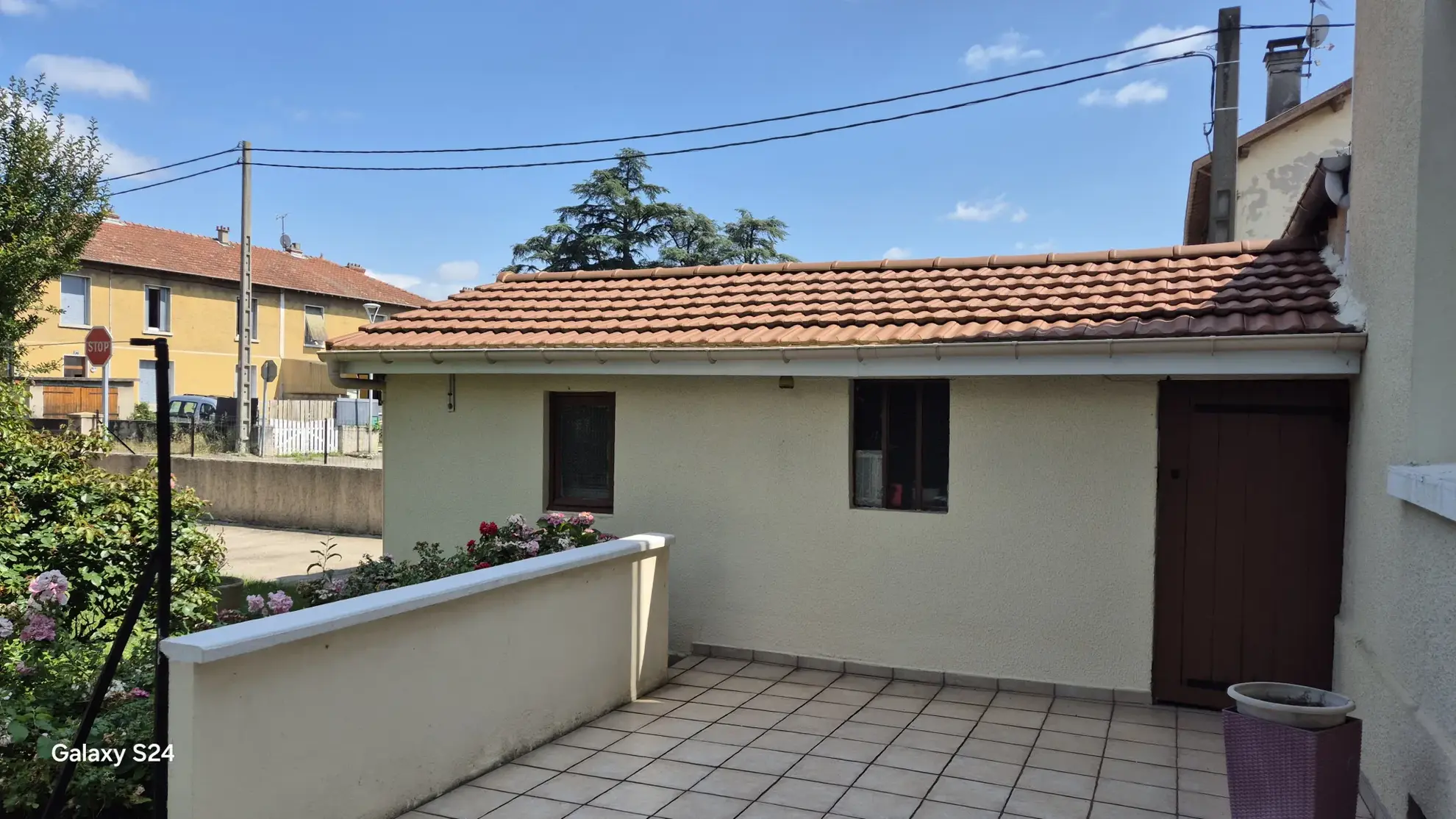 Maison rénovée de 73 m² à Roussillon avec jardin et garage 