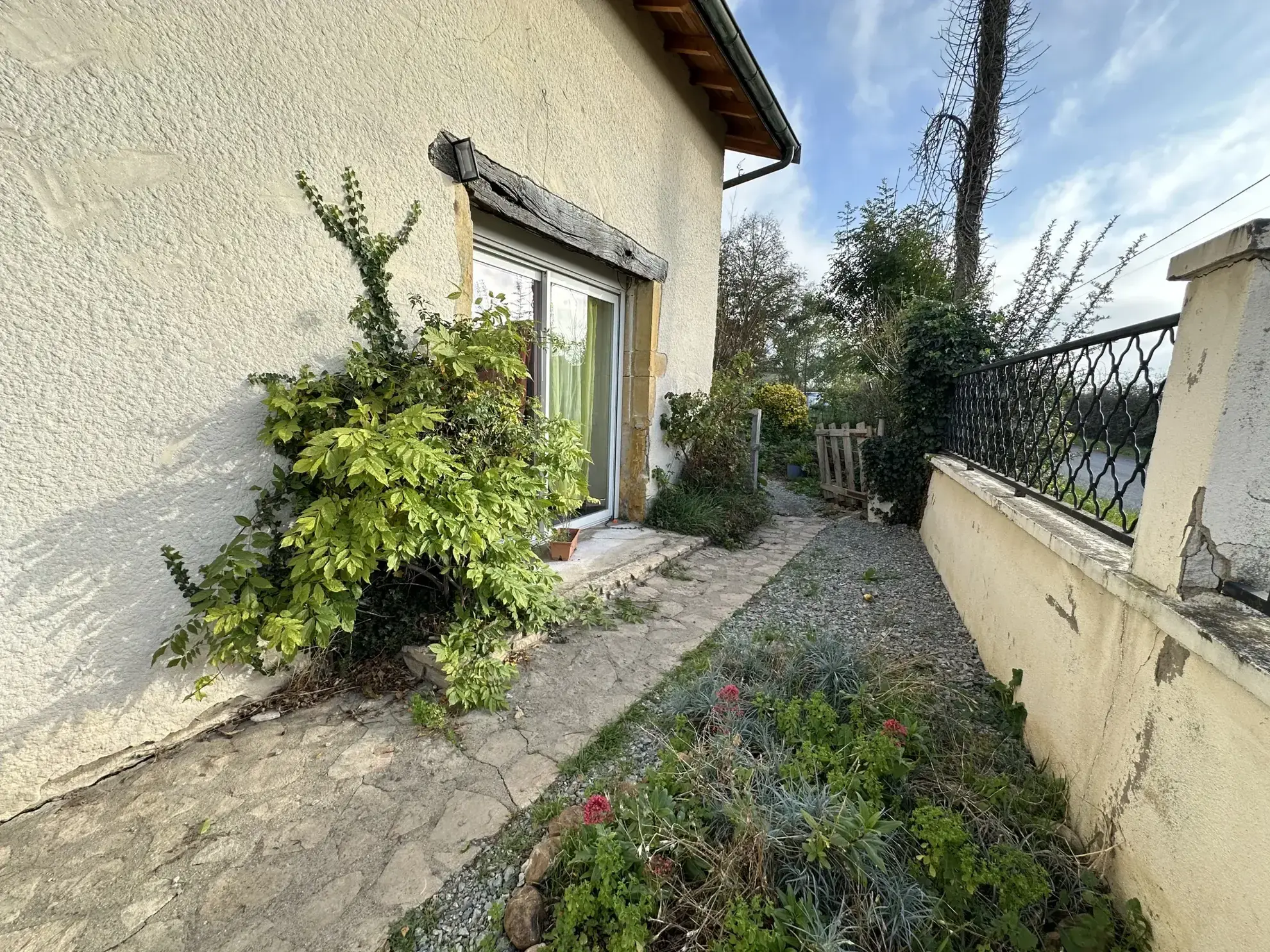Maison à Perreux avec dépendances et grand terrain plat - idéal famille 