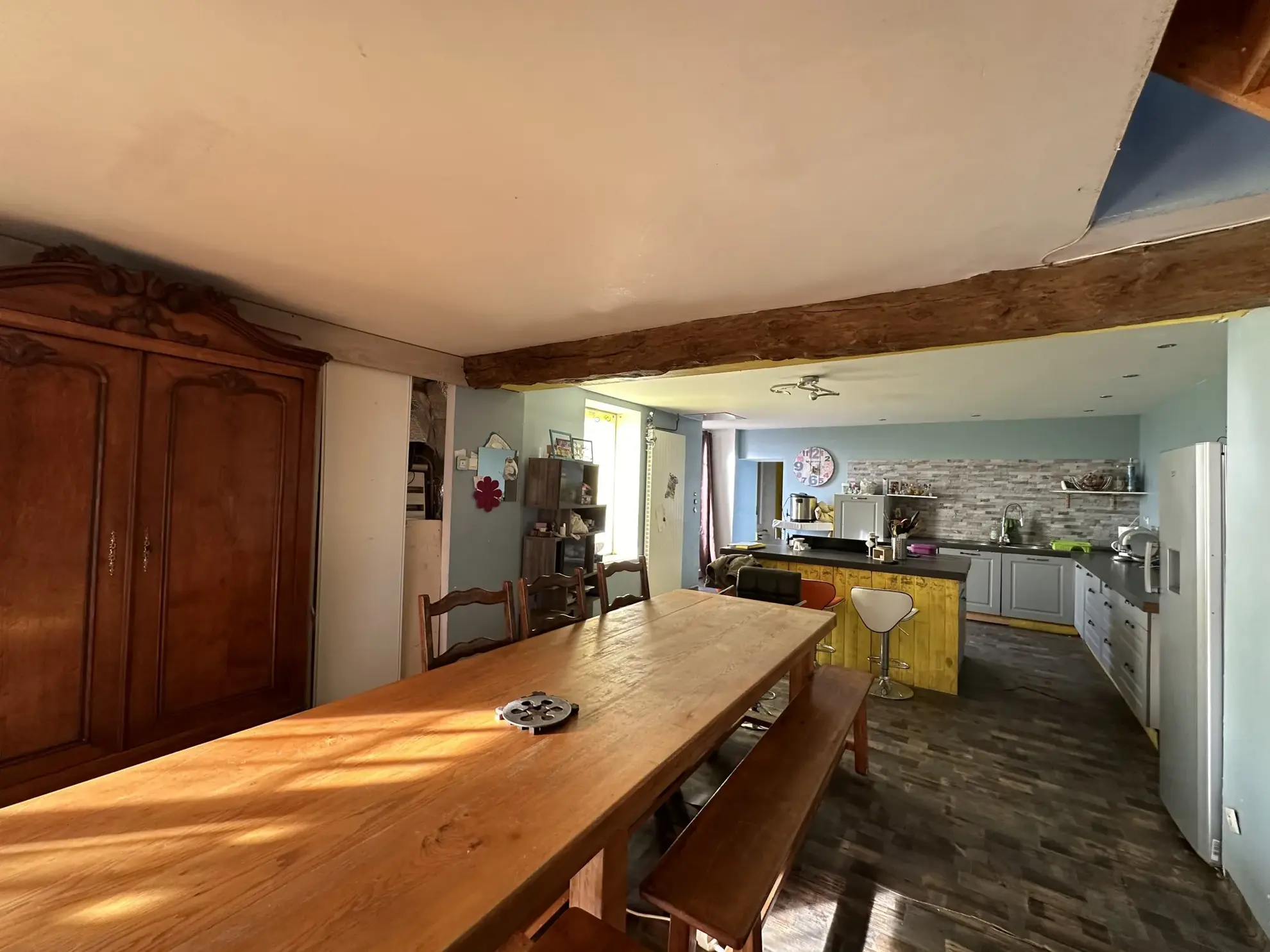 Maison à Perreux avec dépendances et grand terrain plat - idéal famille 