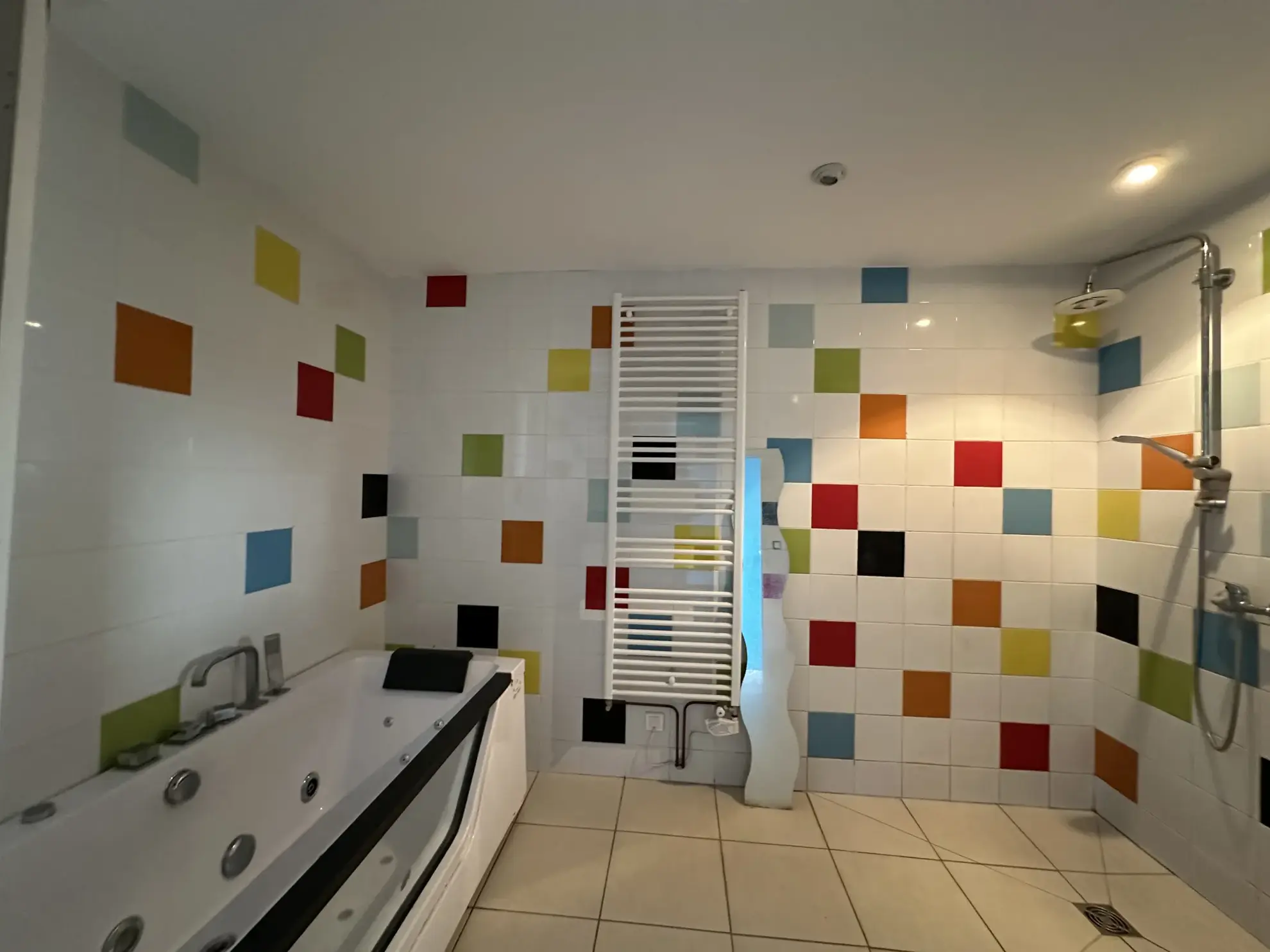 Maison à Perreux avec dépendances et grand terrain plat - idéal famille 