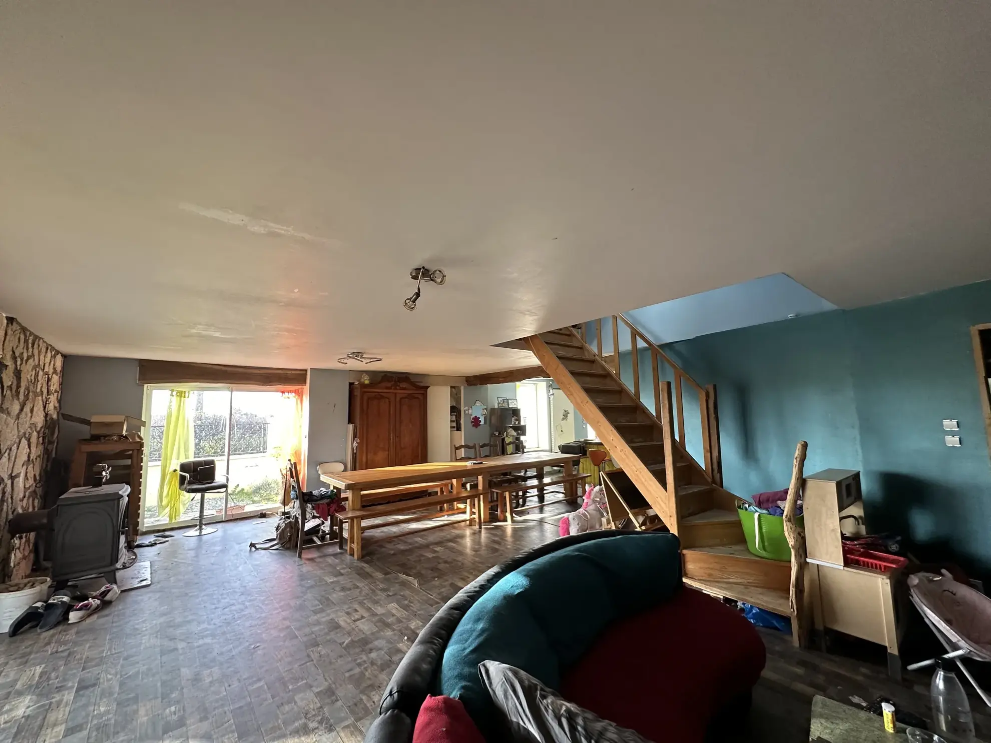 Maison à Perreux avec dépendances et grand terrain plat - idéal famille 