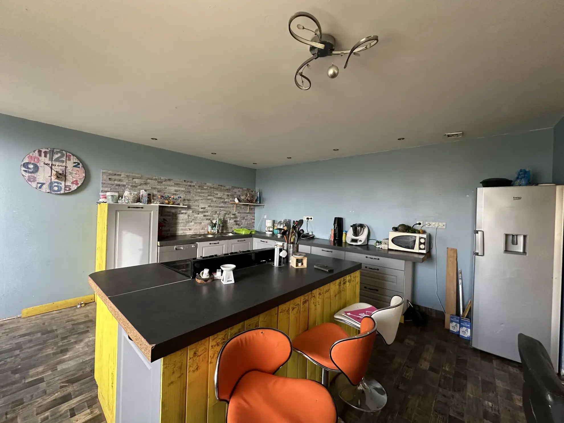 Maison à Perreux avec dépendances et grand terrain plat - idéal famille 