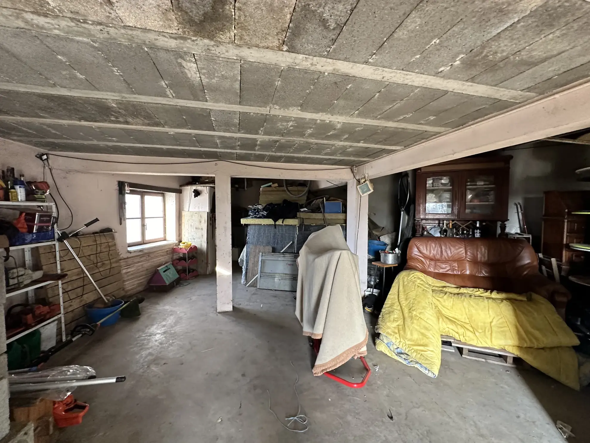 Maison à Perreux avec dépendances et grand terrain plat - idéal famille 