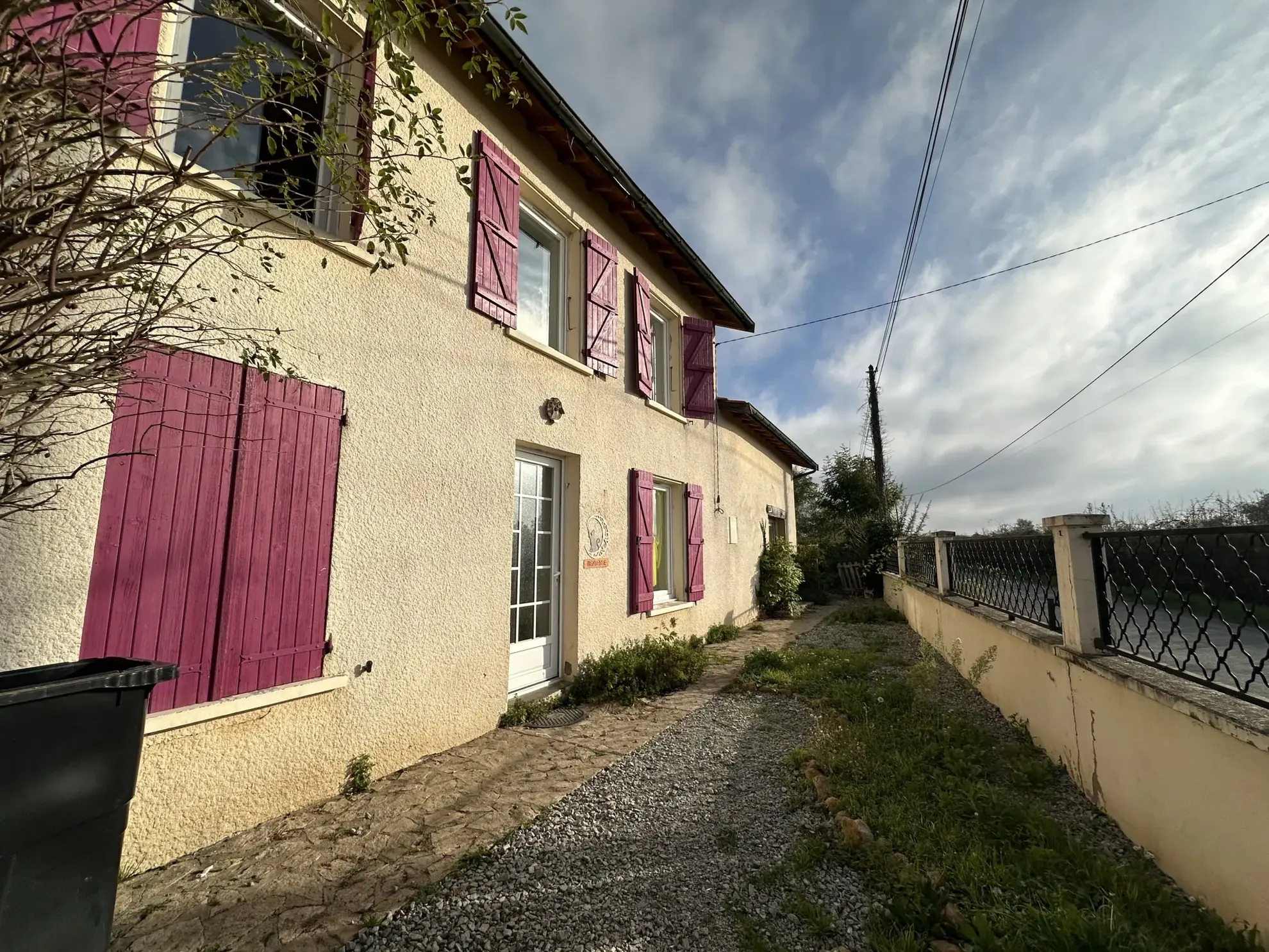Maison à Perreux avec dépendances et grand terrain plat - idéal famille 