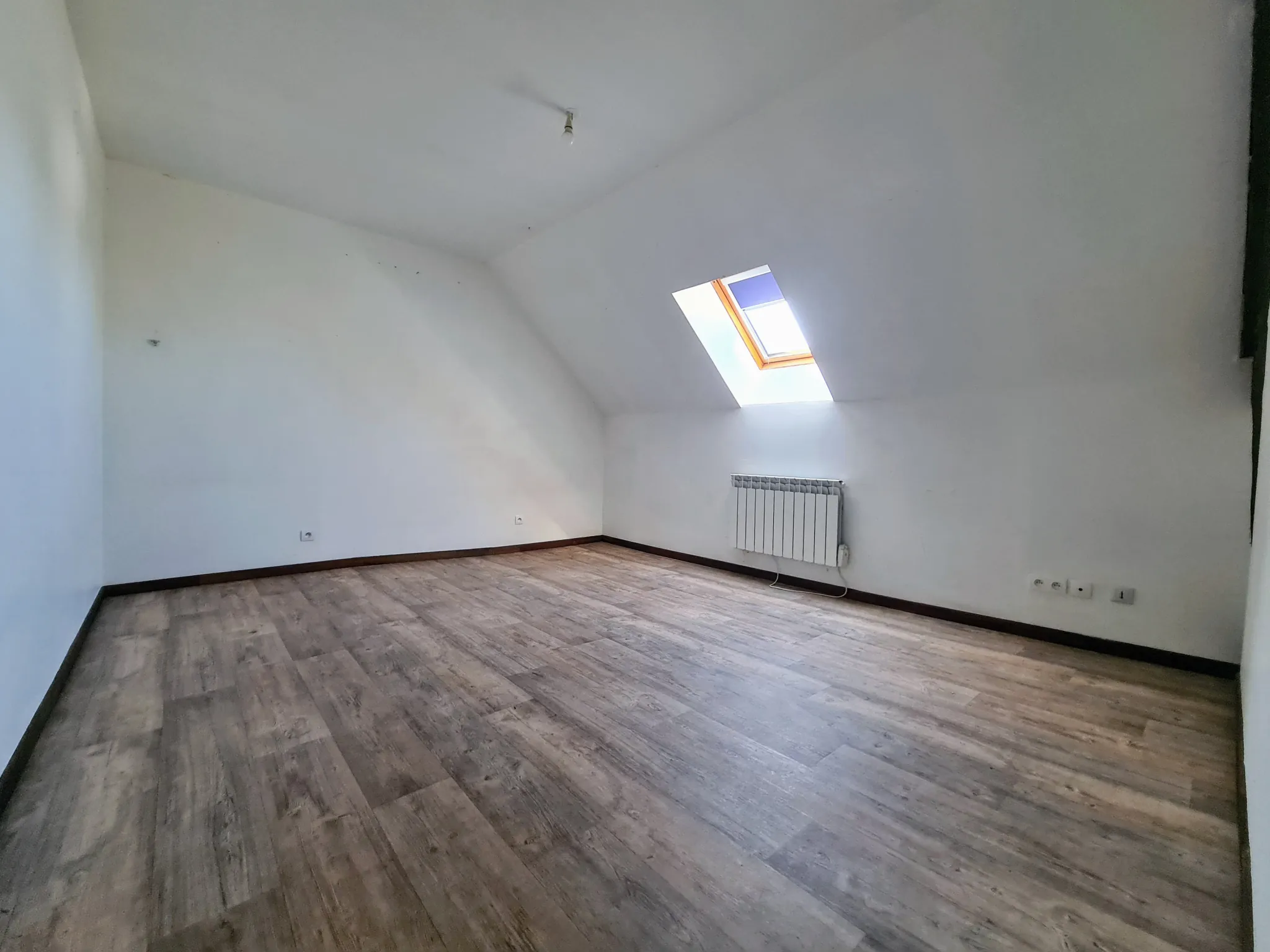 Maison avec deux logements à Beaumont-la-Ferrière - Bon état, possibilité de réunification 