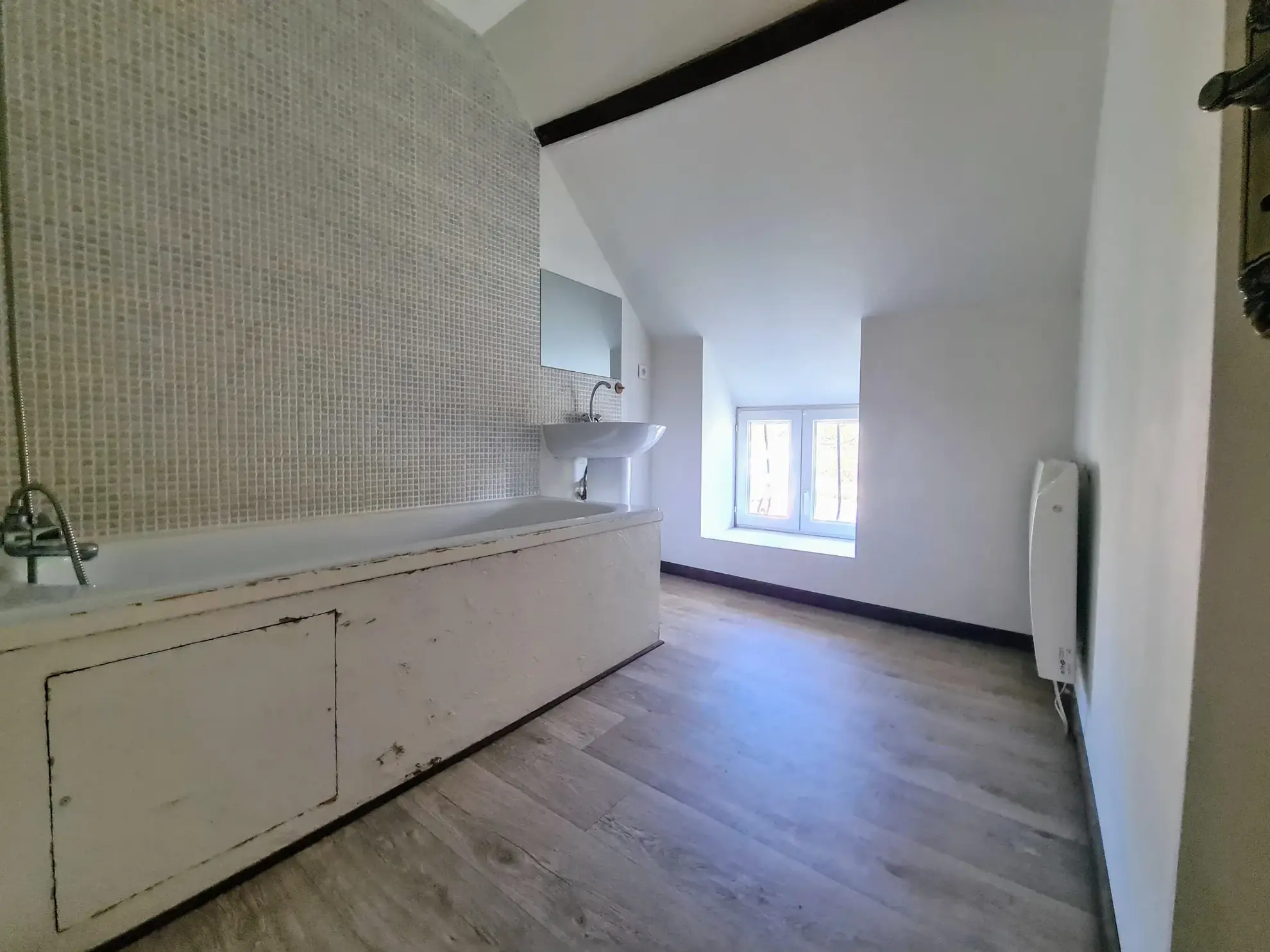 Maison avec deux logements à Beaumont-la-Ferrière - Bon état, possibilité de réunification 