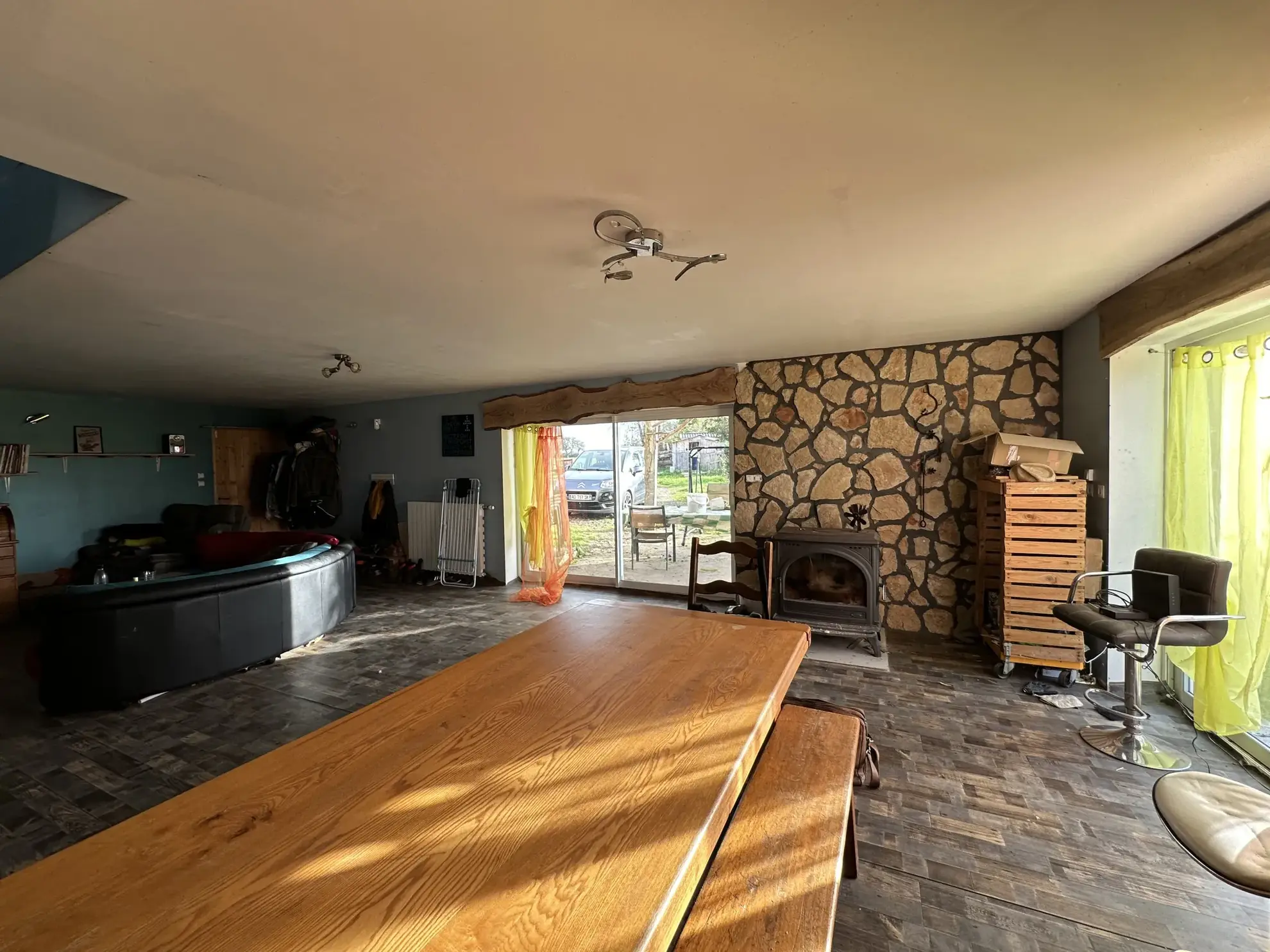 Maison à Perreux avec dépendances et grand terrain plat - idéal famille 