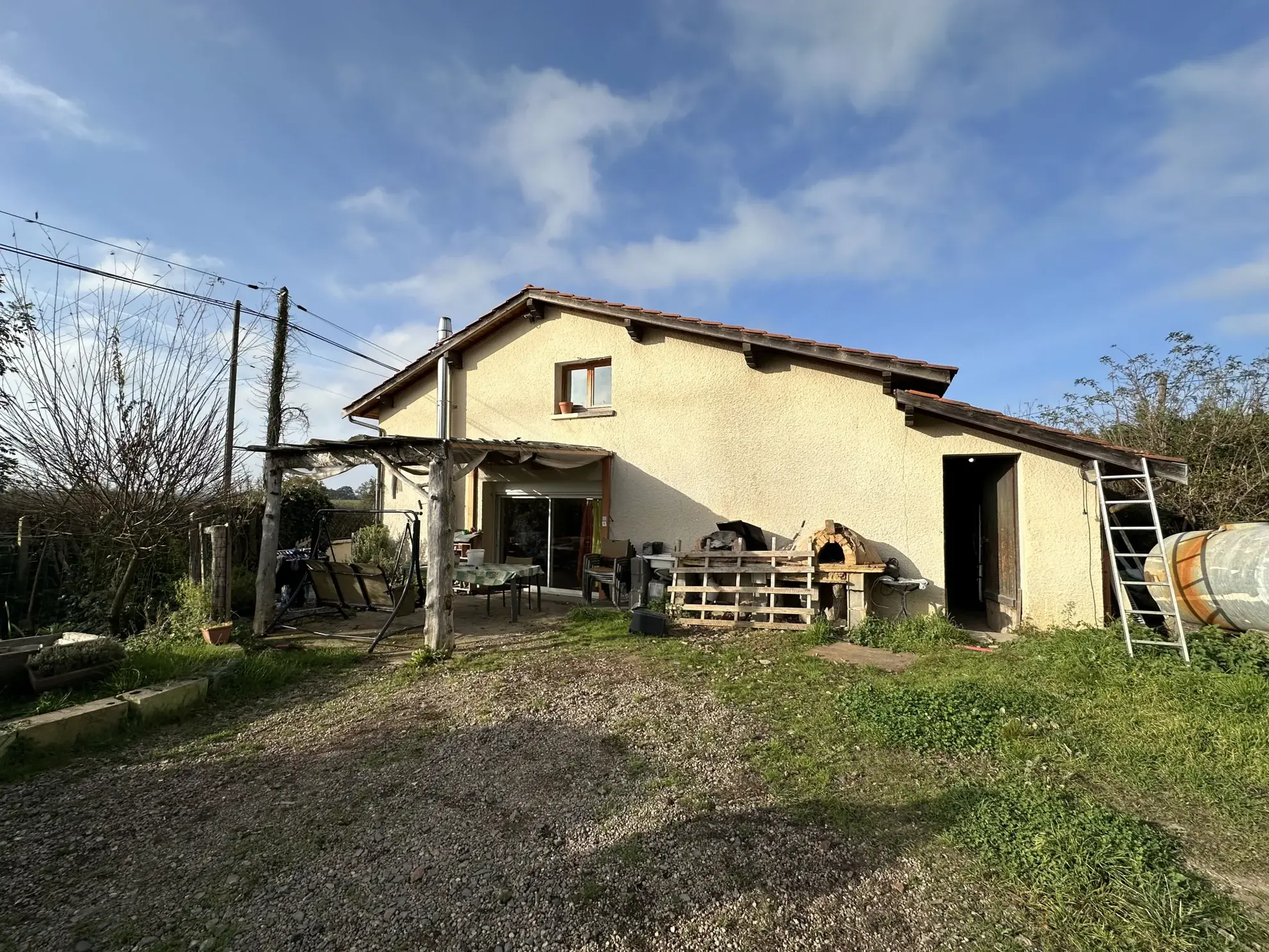 Maison à Perreux avec dépendances et grand terrain plat - idéal famille 