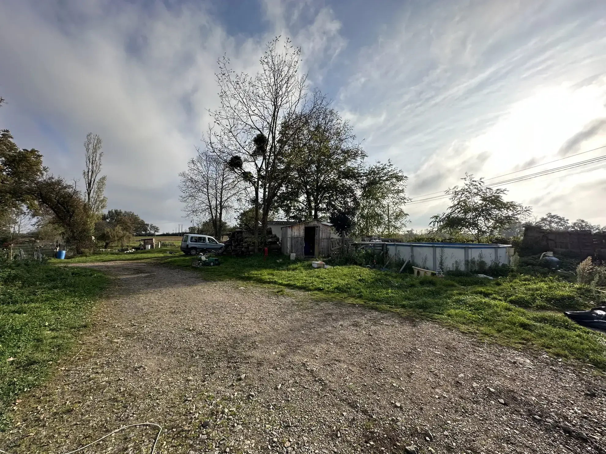 Maison à Perreux avec dépendances et grand terrain plat - idéal famille 