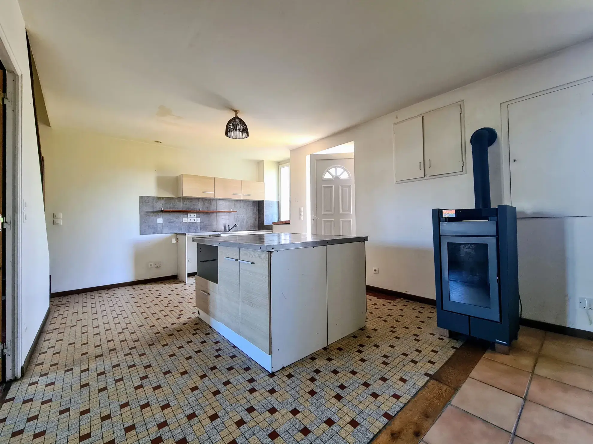 Maison avec deux logements à Beaumont-la-Ferrière - Bon état, possibilité de réunification 