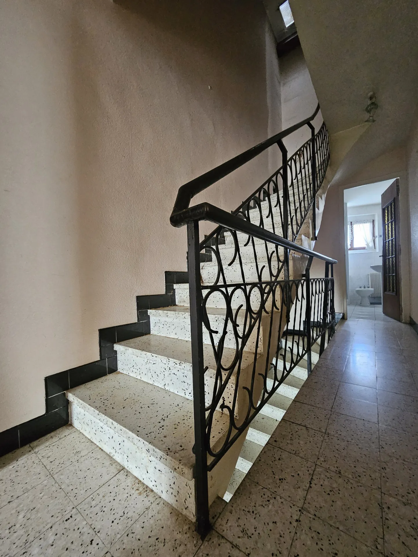 Maison à rénover de 220 m² au centre de Pontarlier avec jardin et atelier 