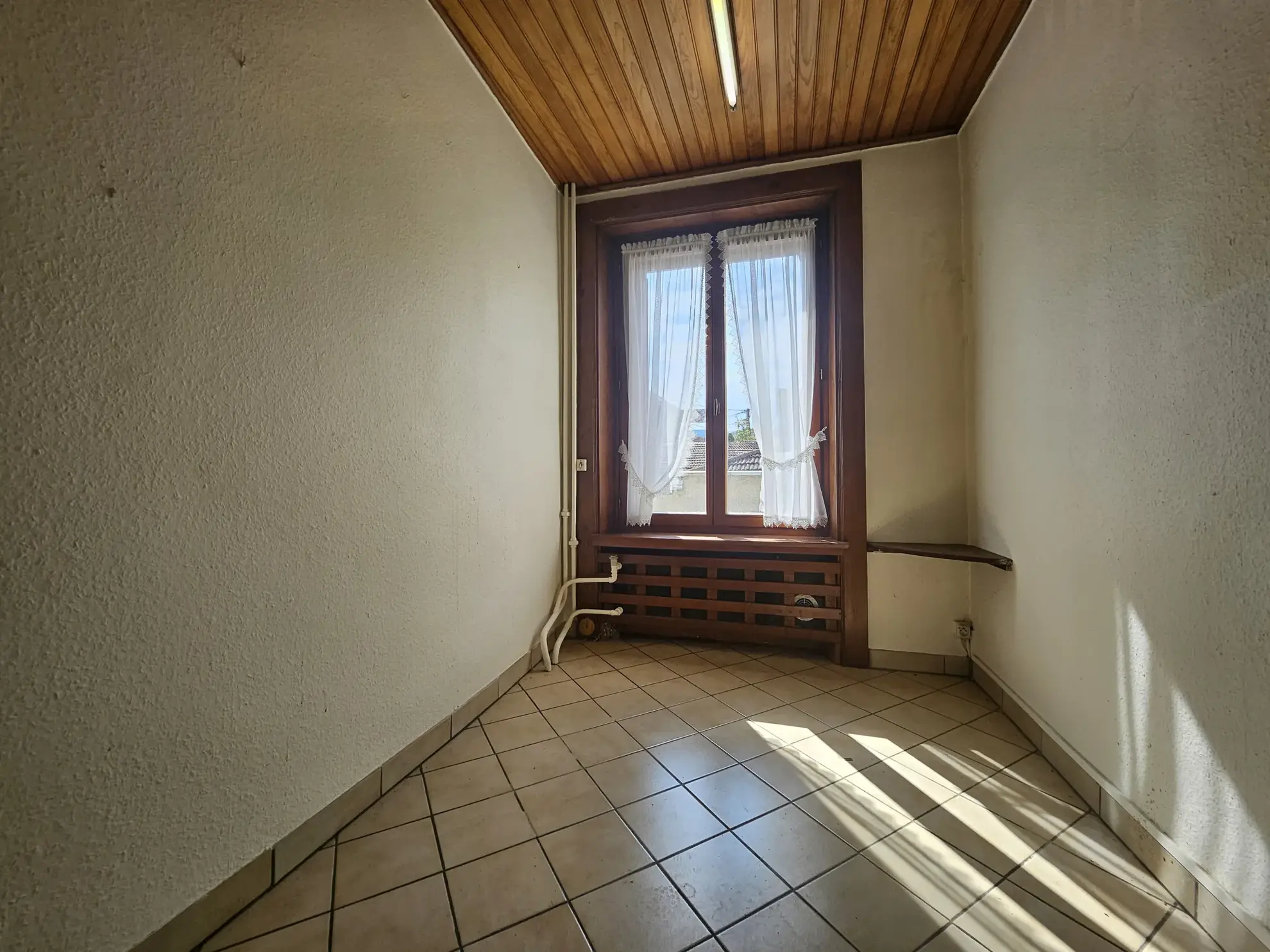 Maison à rénover de 220 m² au centre de Pontarlier avec jardin et atelier 