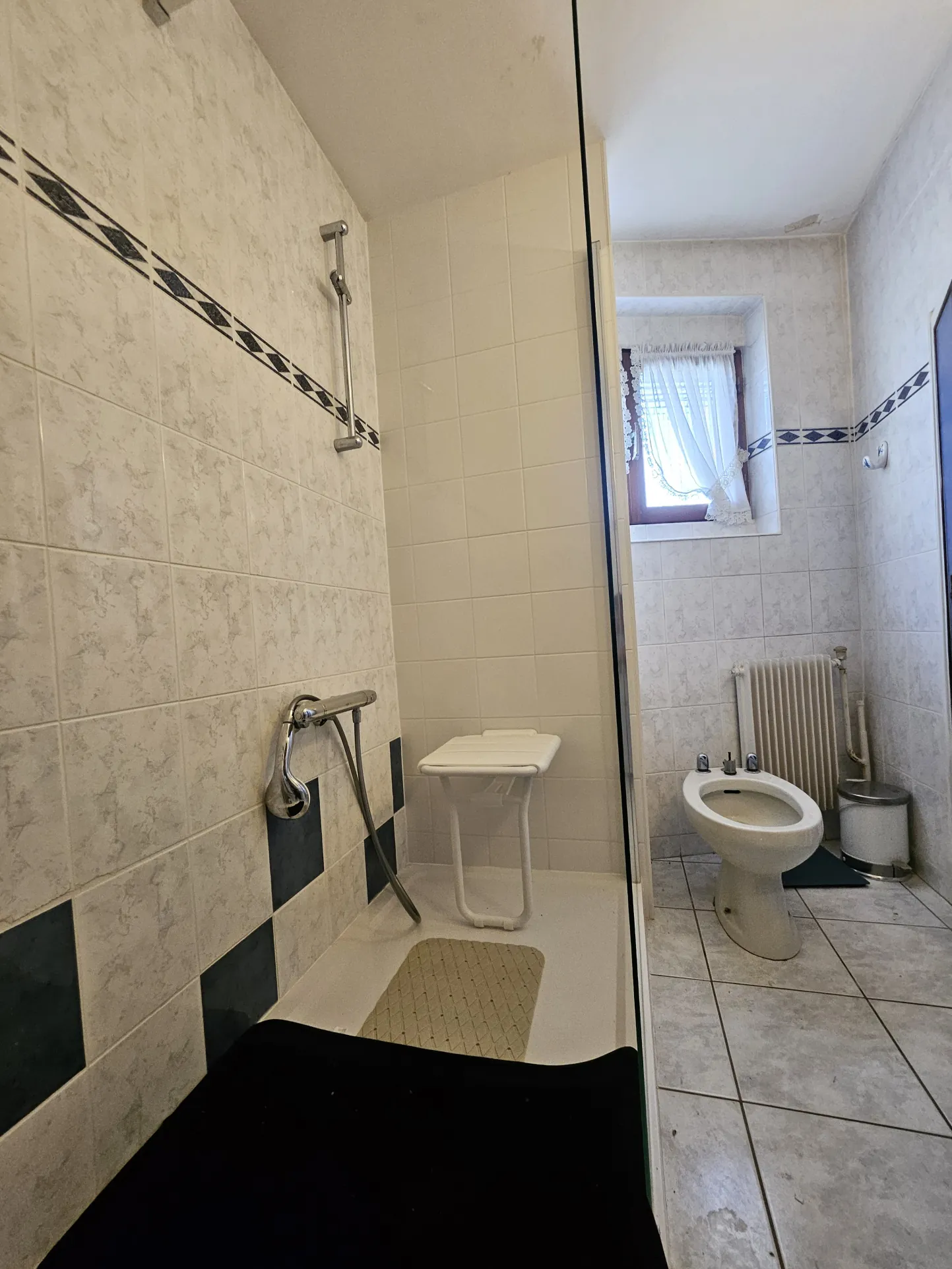 Maison à rénover de 220 m² au centre de Pontarlier avec jardin et atelier 