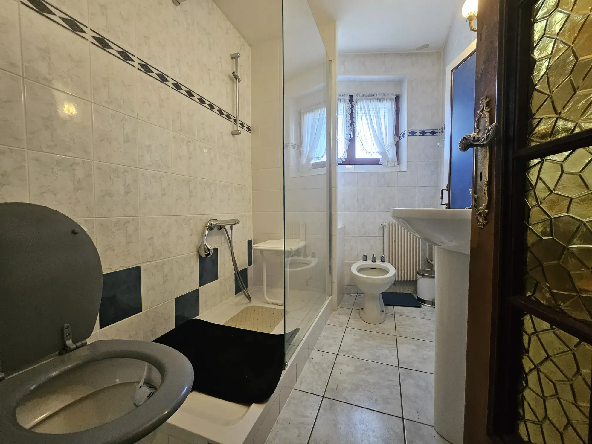 Maison à rénover de 220 m² au centre de Pontarlier avec jardin et atelier 