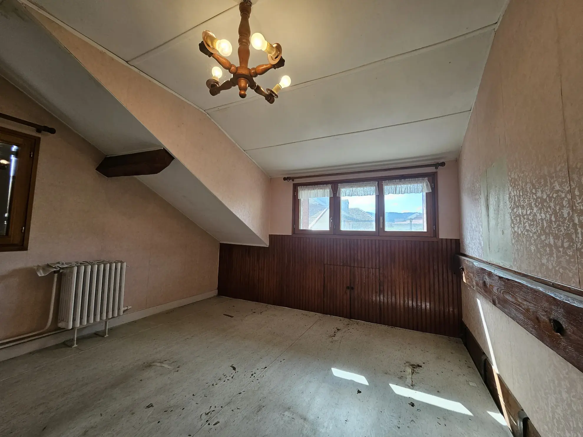 Maison à rénover de 220 m² au centre de Pontarlier avec jardin et atelier 