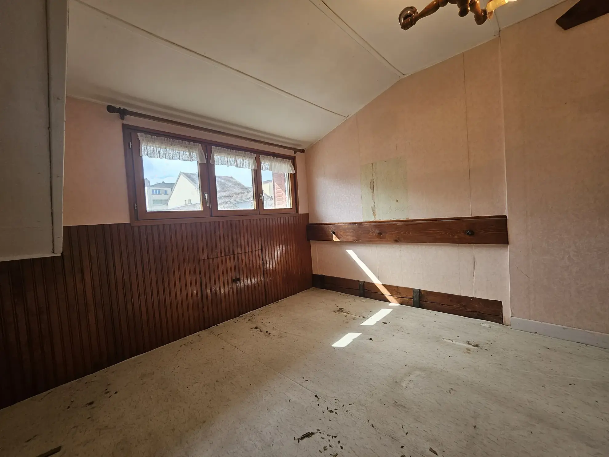 Maison à rénover de 220 m² au centre de Pontarlier avec jardin et atelier 