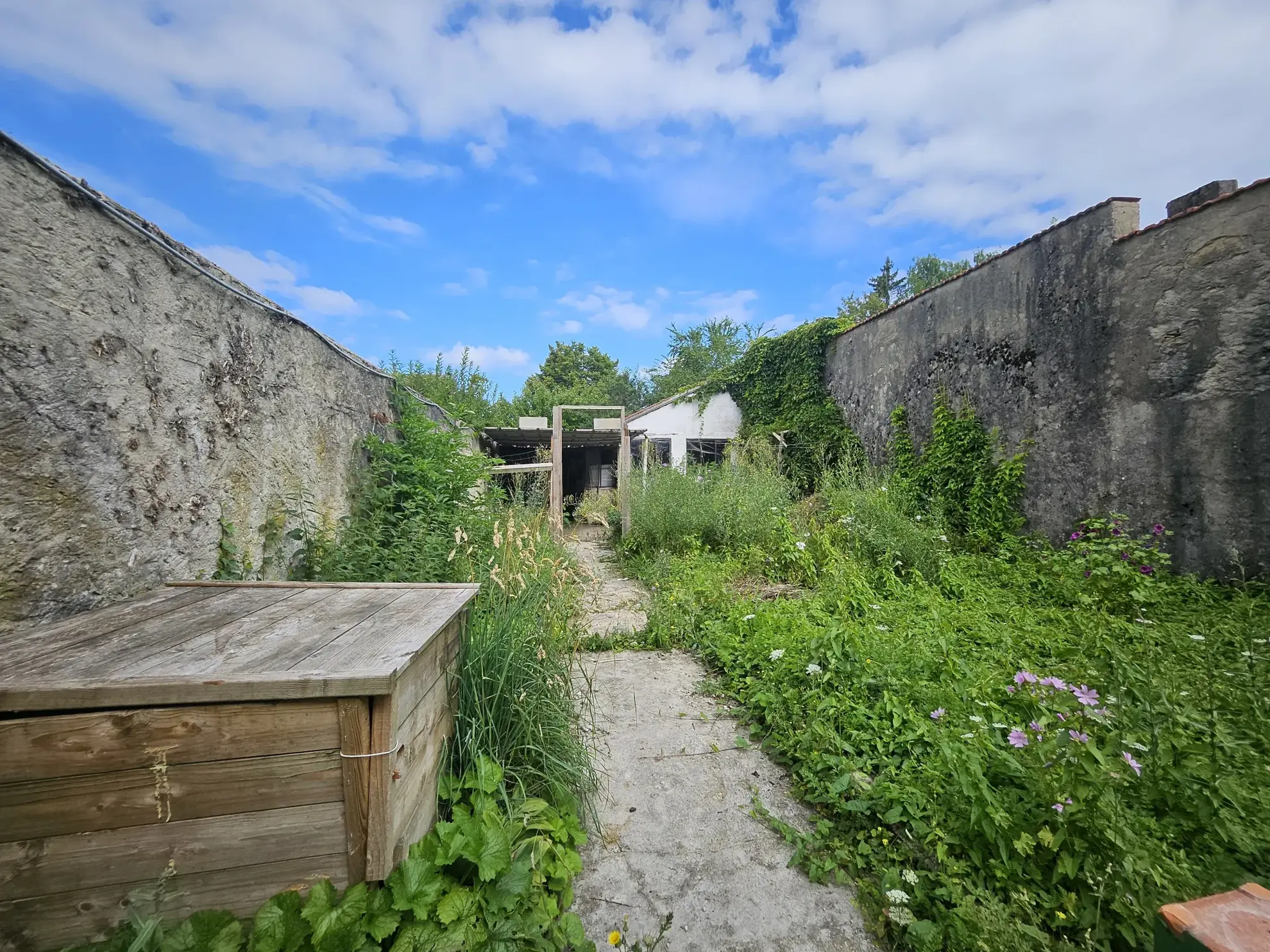 Maison à rénover de 220 m² au centre de Pontarlier avec jardin et atelier 