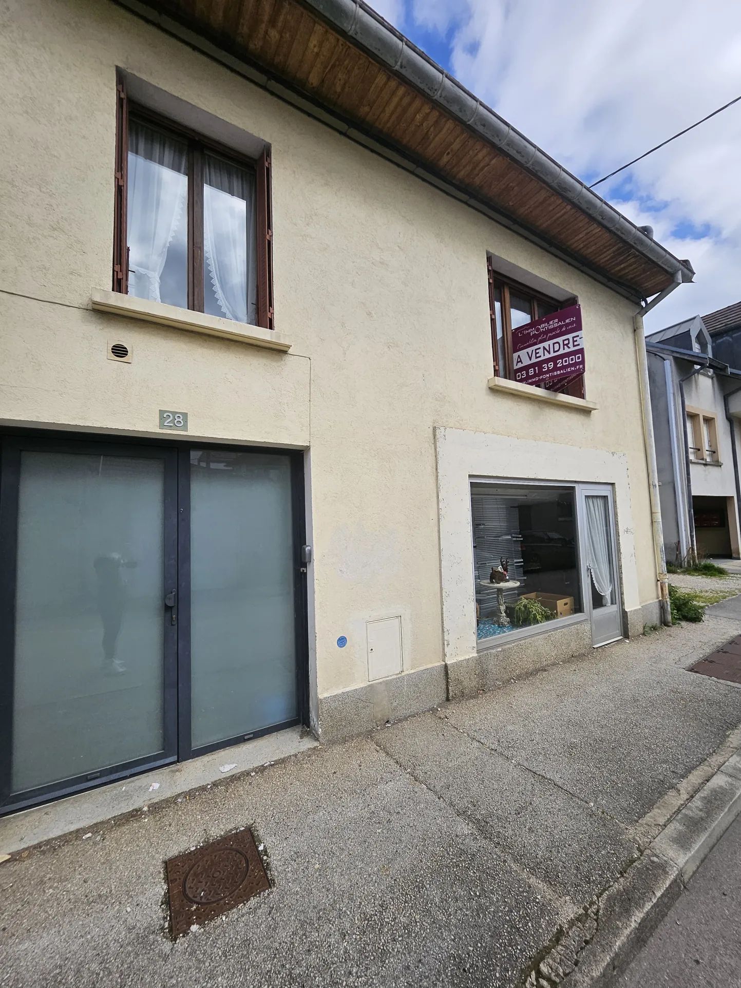 Maison à rénover de 220 m² au centre de Pontarlier avec jardin et atelier 