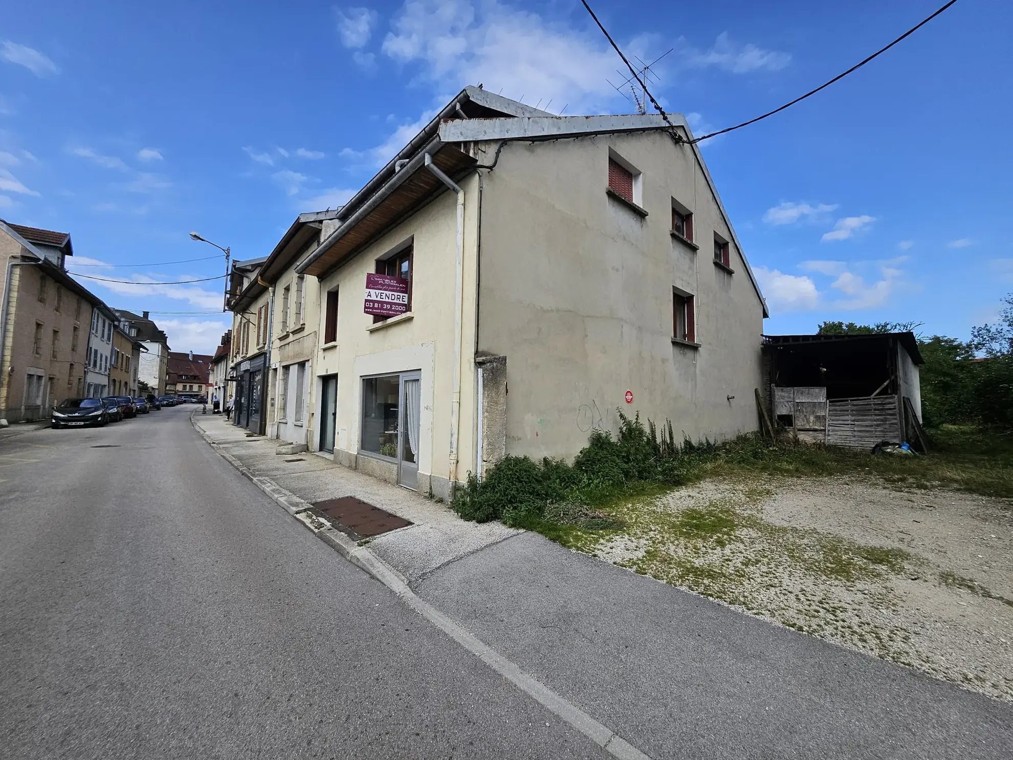 Maison à rénover de 220 m² au centre de Pontarlier avec jardin et atelier