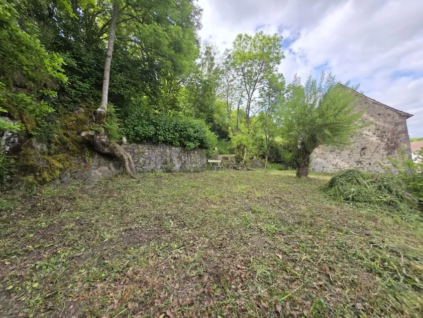 Maison en pierre à rénover à Pontaumur avec dépendance et vue dégagée 