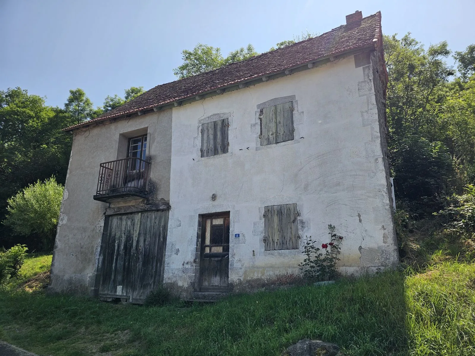 Maison en pierre à rénover à Pontaumur avec dépendance et vue dégagée