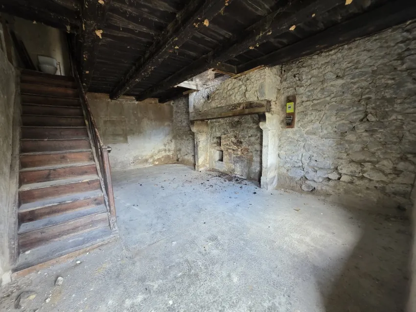 Maison en pierre à rénover à Pontaumur avec dépendance et vue dégagée 