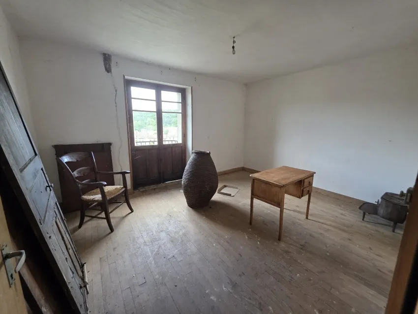 Maison en pierre à rénover à Pontaumur avec dépendance et vue dégagée 