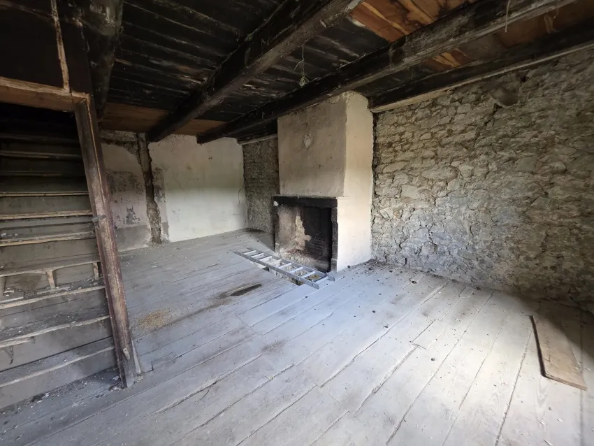 Maison en pierre à rénover à Pontaumur avec dépendance et vue dégagée 