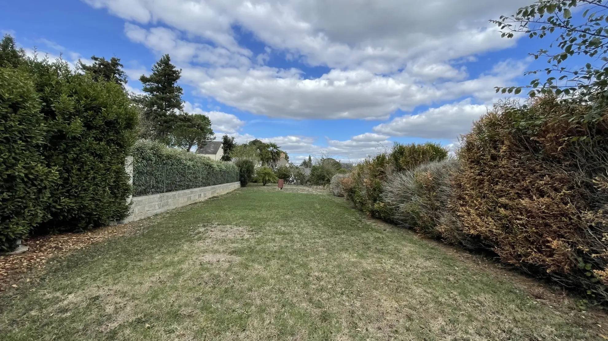 Maison à rénover de 66 m² avec garage et terrain à Grand Auverne 
