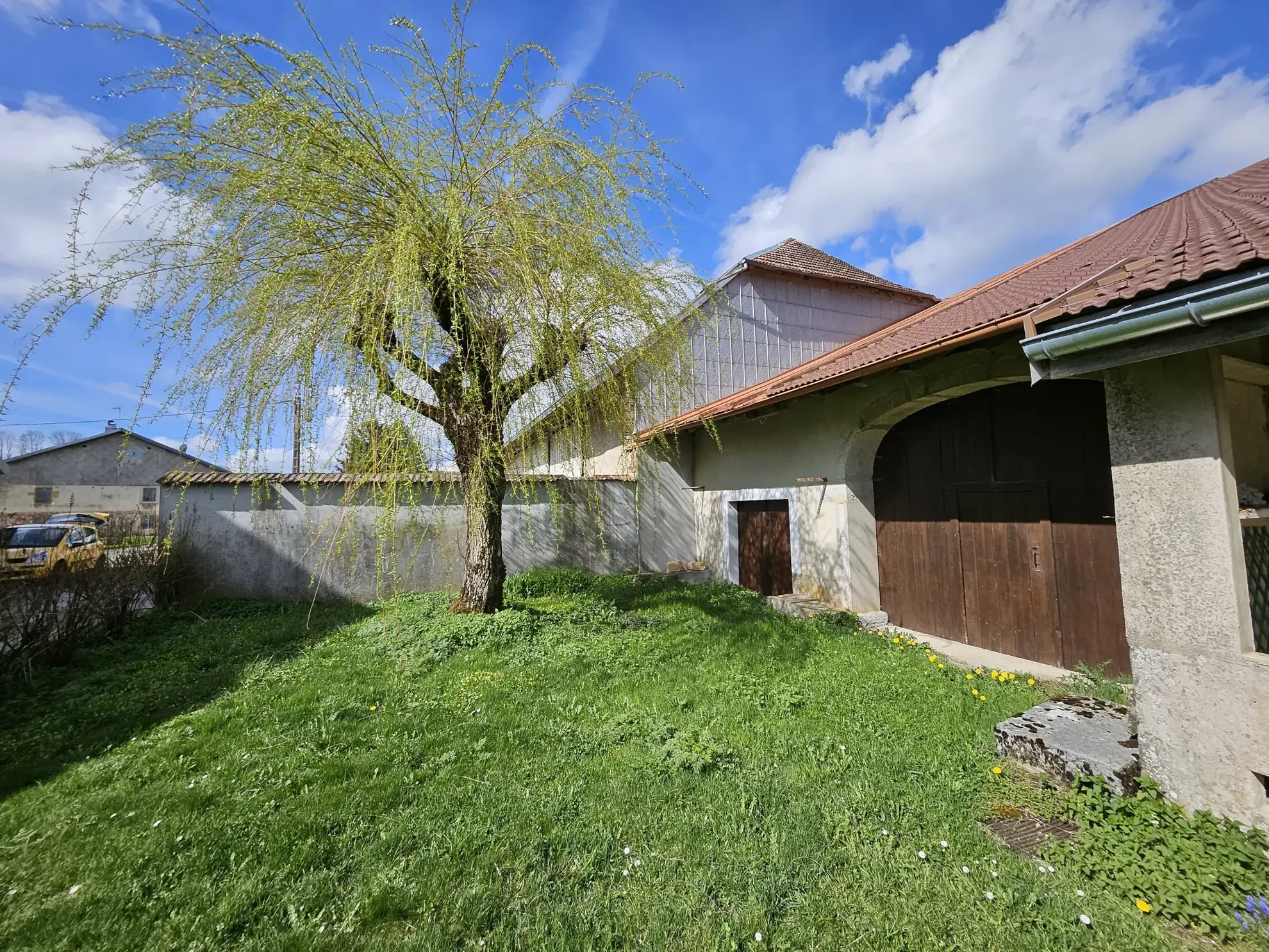 Ferme mitoyenne à Cuvier - Charme, espace et potentiel - 165 000 EUR
