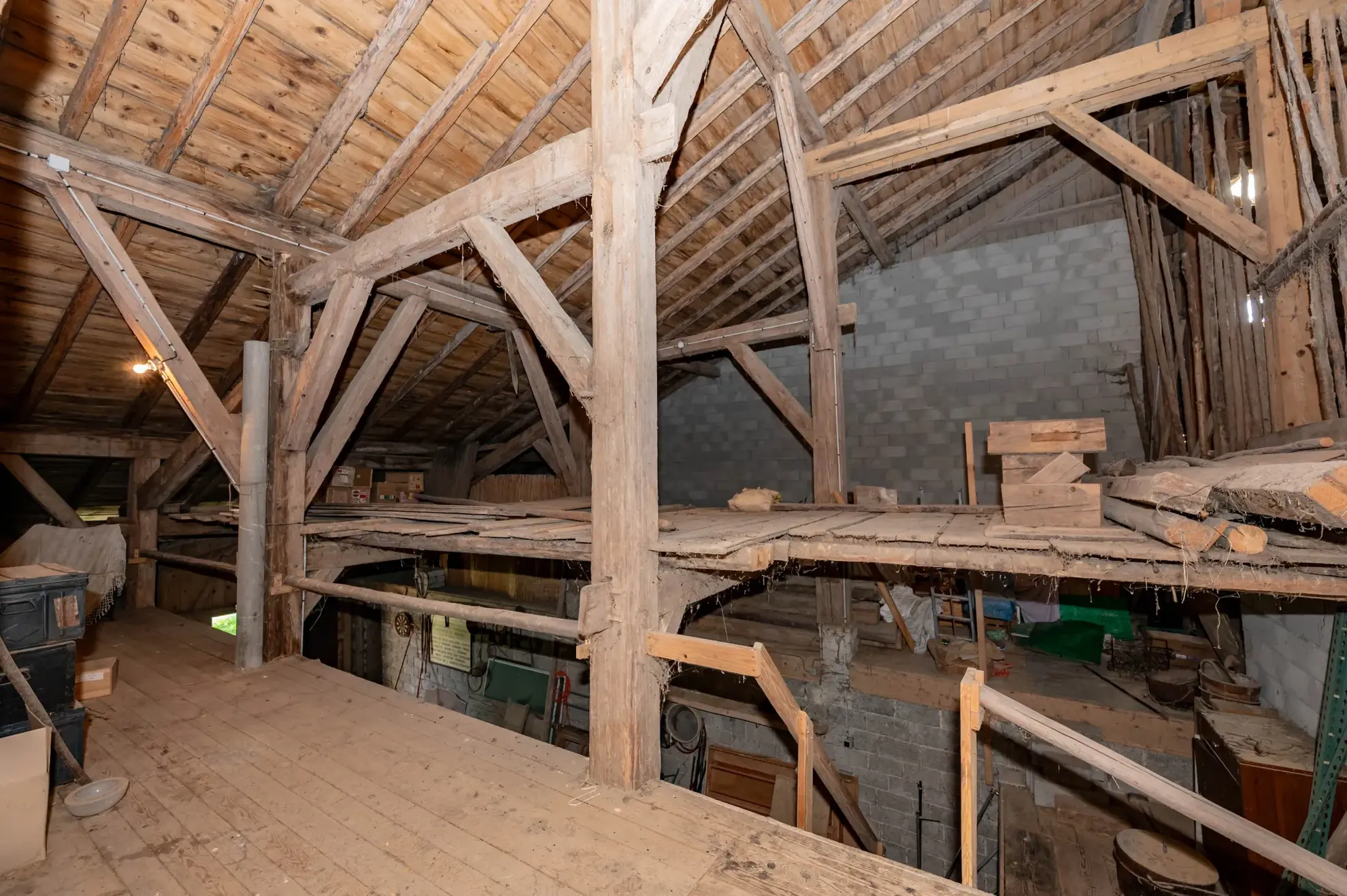 Ferme mitoyenne à Cuvier - Charme, espace et potentiel - 165 000 EUR 