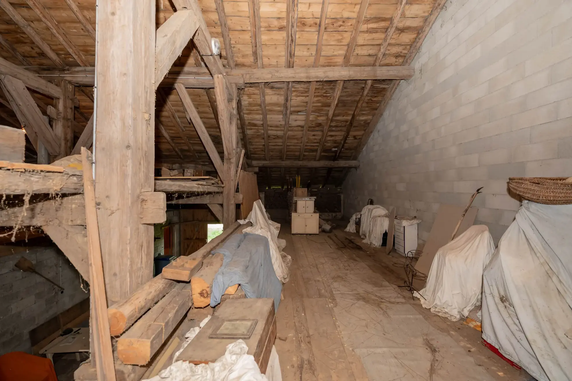 Ferme mitoyenne à Cuvier - Charme, espace et potentiel - 165 000 EUR 