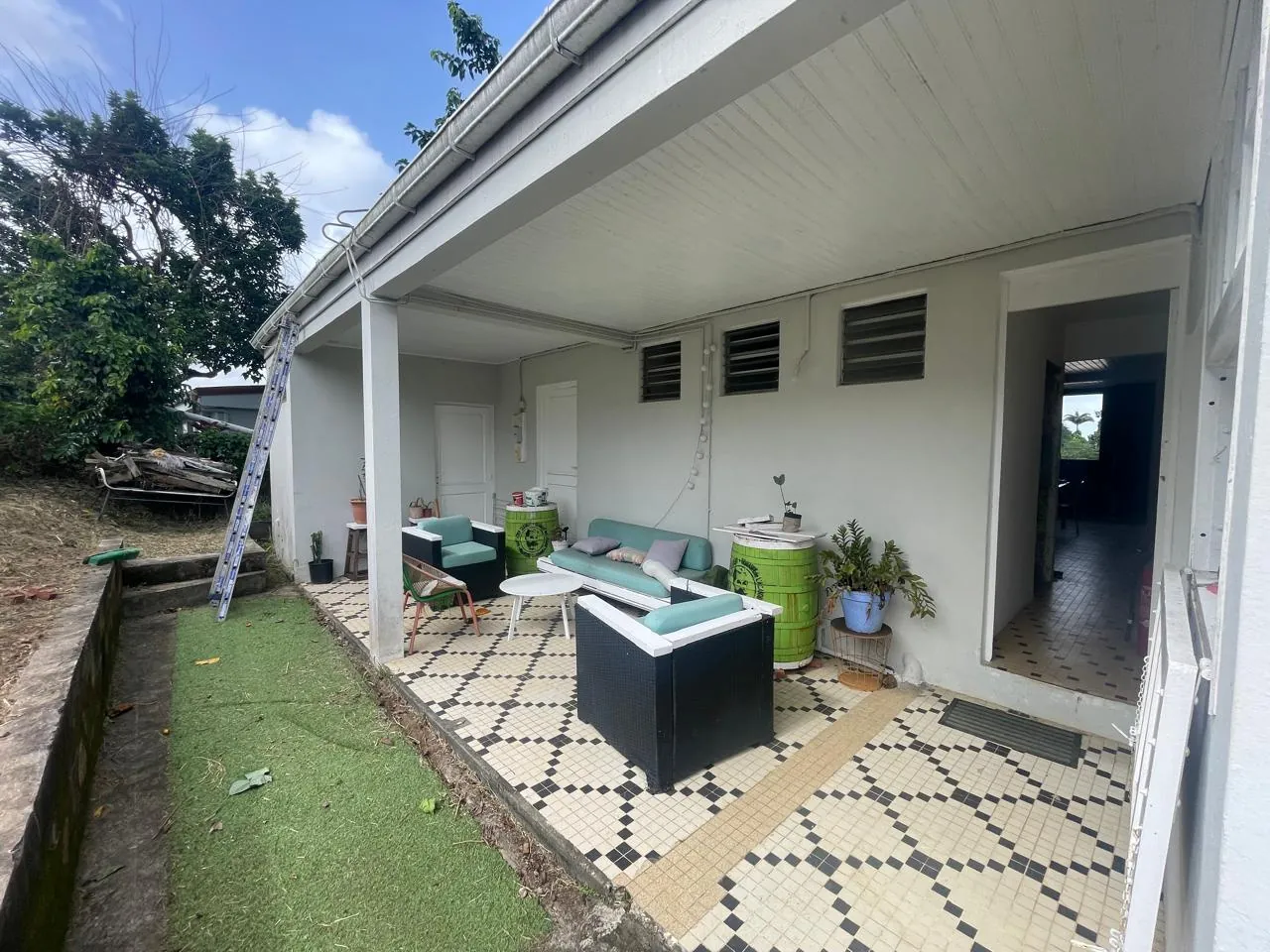 Belle maison 2 niveaux avec appartement F2 indépendant à Fort de France 