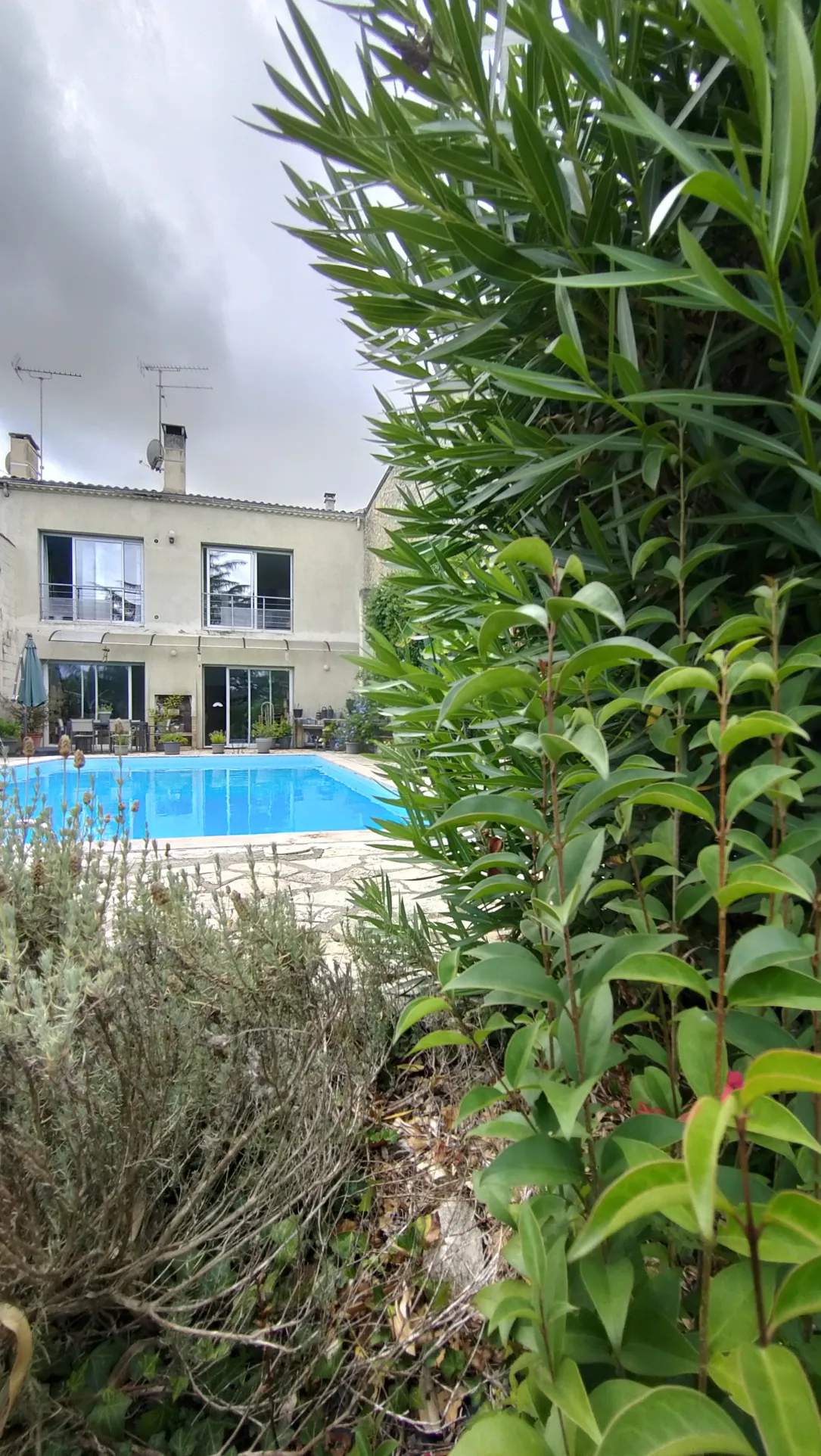 Maison de village en pierre avec 4 chambres, piscine et garage à Preignac 