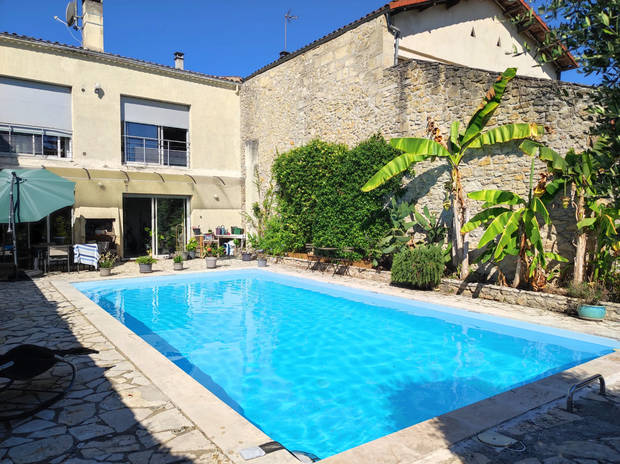 Maison de village en pierre avec 4 chambres, piscine et garage à Preignac 
