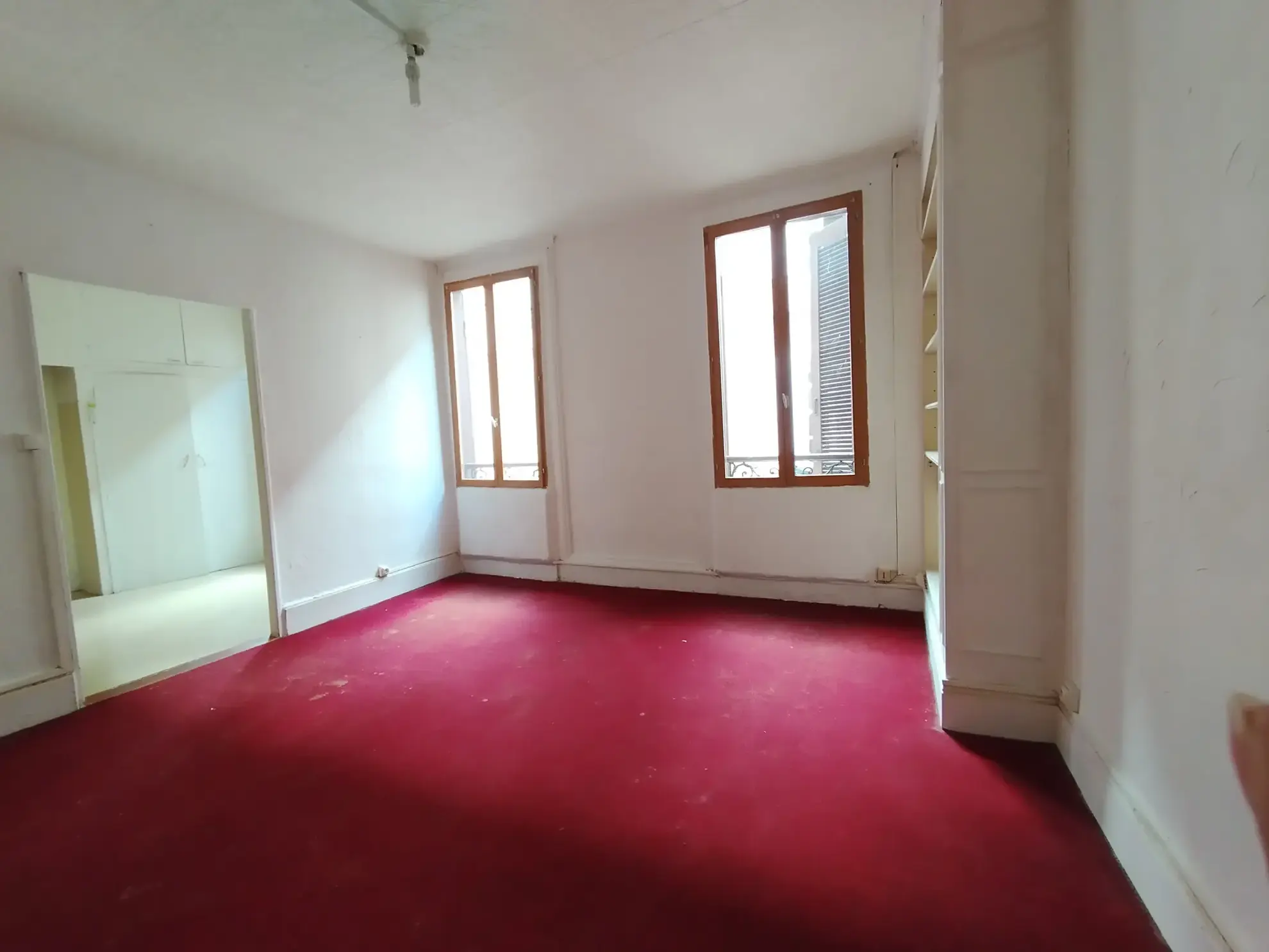 Immeuble à vendre à Saint-Girons avec local commercial et potentiel locatif élevé 