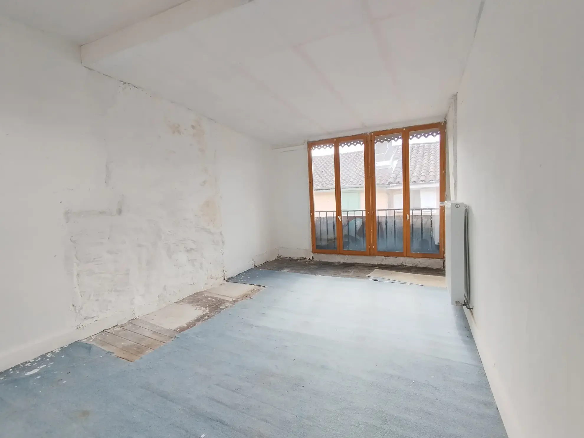 Immeuble à vendre à Saint-Girons avec local commercial et potentiel locatif élevé 