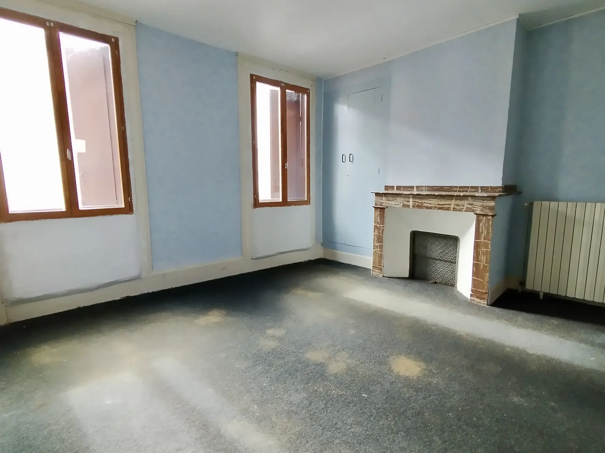 Immeuble à vendre à Saint-Girons avec local commercial et potentiel locatif élevé 